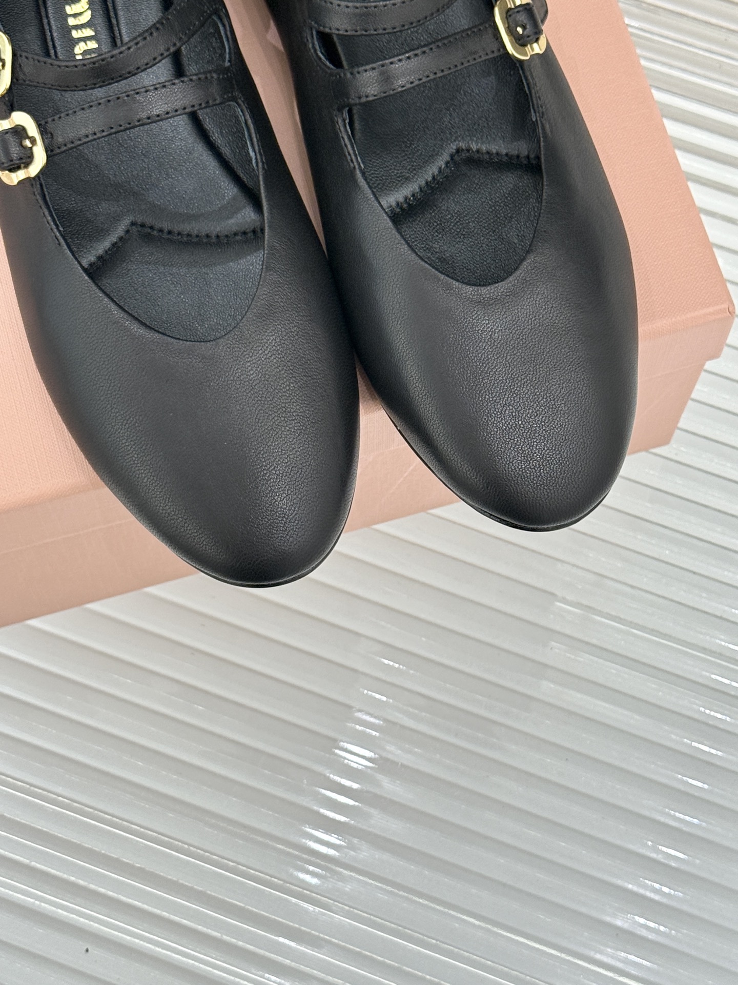 Miu Miu/缪缪26WF新品双带复古玛丽珍鞋以复古之名书写少女的甜酷诗篇。经典配色复刻法式优雅。双根