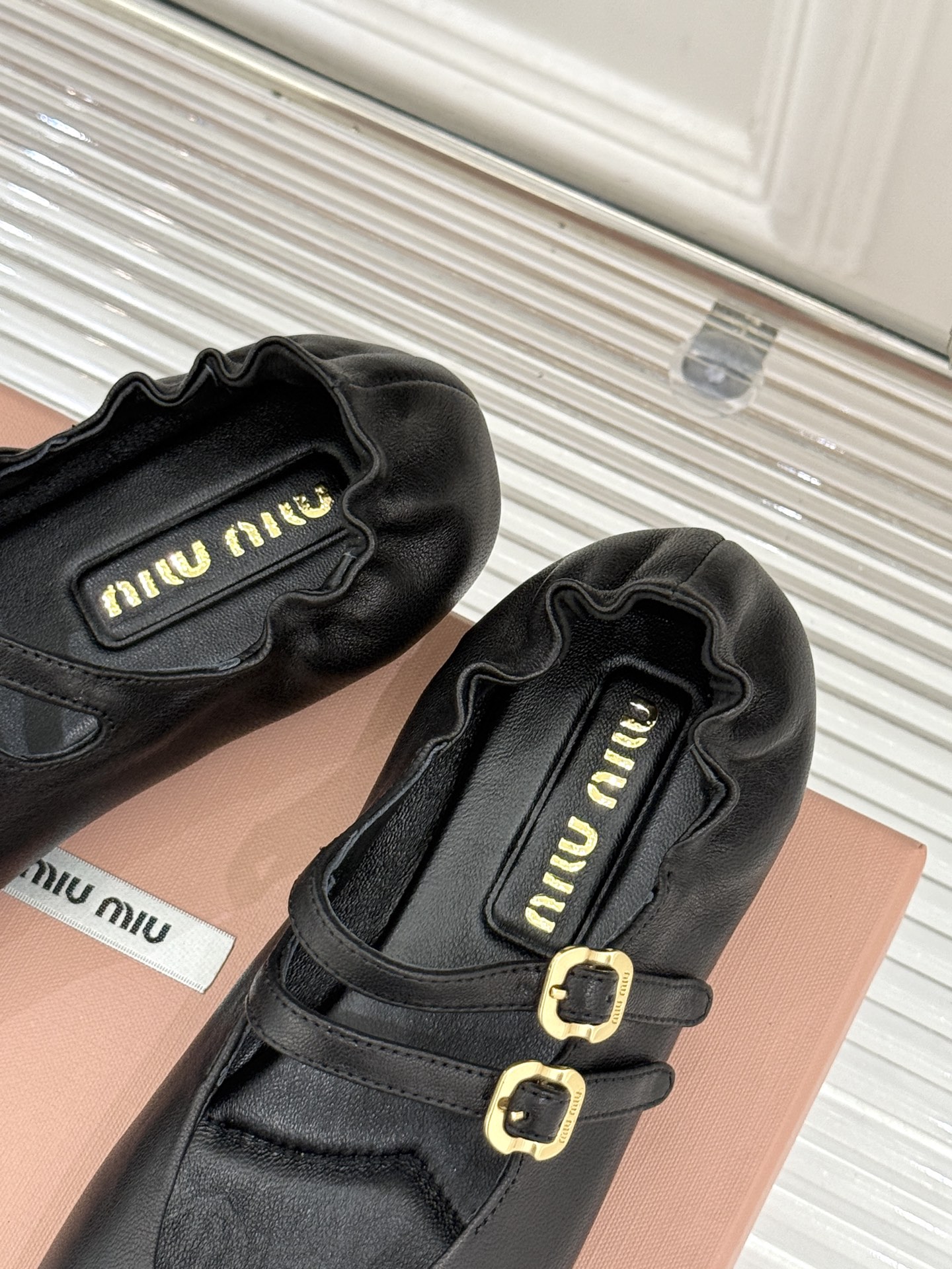 Miu Miu/缪缪26WF新品双带复古玛丽珍鞋以复古之名书写少女的甜酷诗篇。经典配色复刻法式优雅。双根