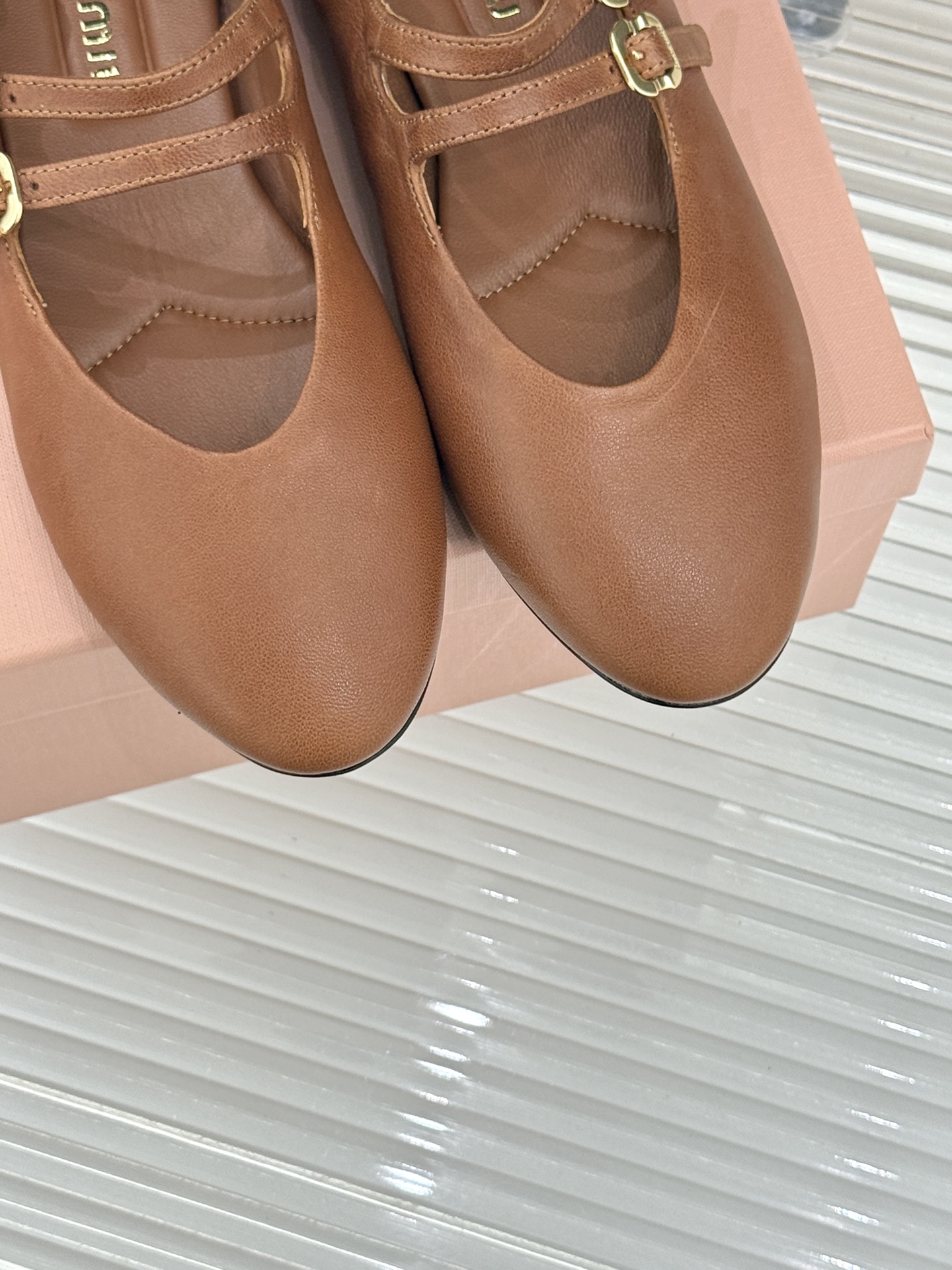 Miu Miu/缪缪26WF新品双带复古玛丽珍鞋以复古之名书写少女的甜酷诗篇。经典配色复刻法式优雅。双根