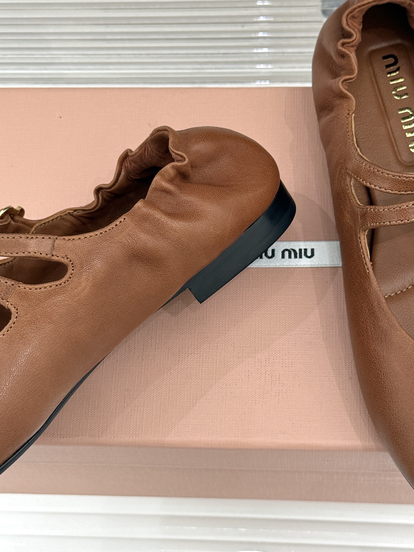 Miu Miu/缪缪26WF新品双带复古玛丽珍鞋以复古之名书写少女的甜酷诗篇。经典配色复刻法式优雅。双根