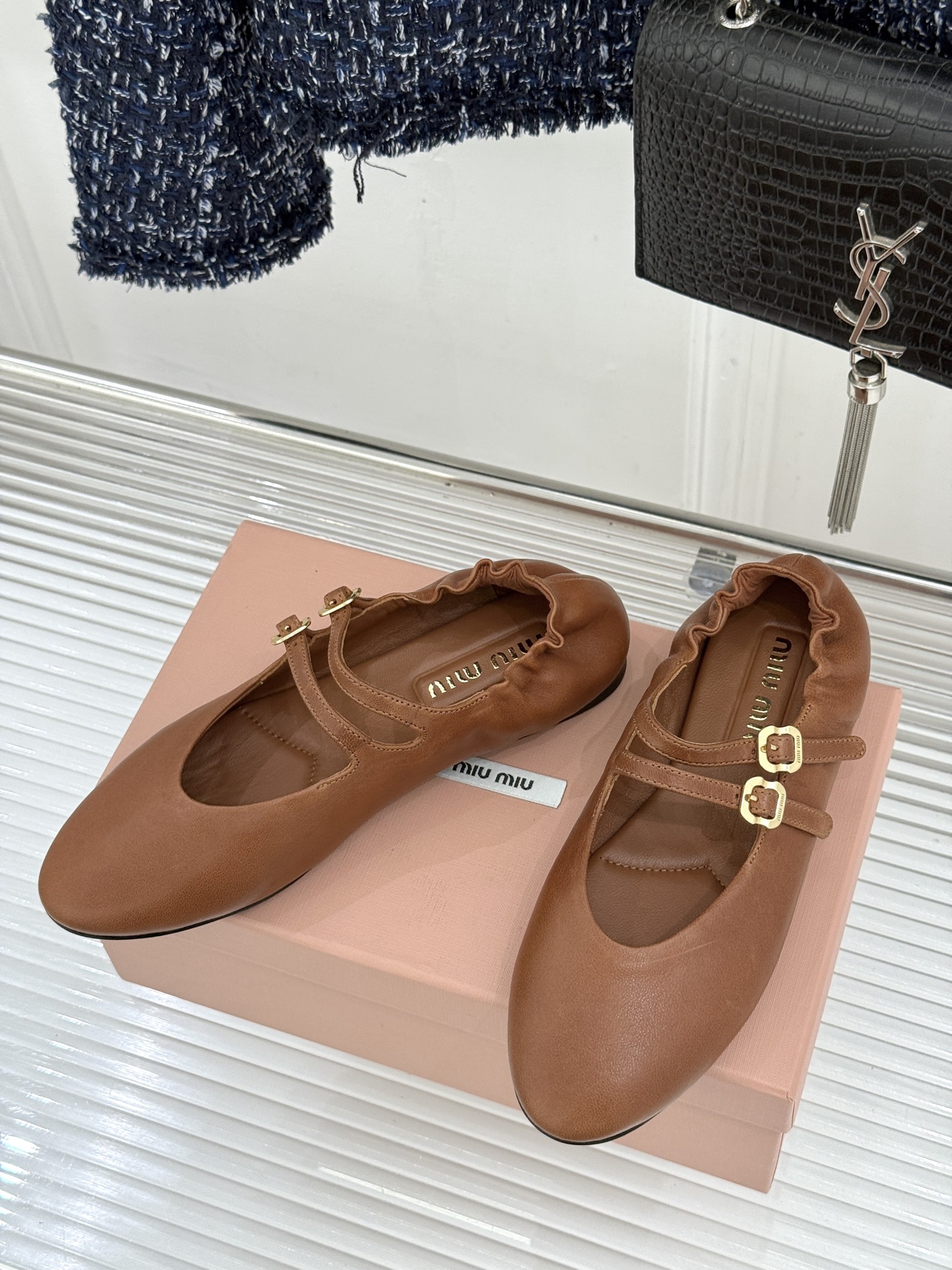 Miu Miu/缪缪26WF新品双带复古玛丽珍鞋以复古之名书写少女的甜酷诗篇。经典配色复刻法式优雅。双根