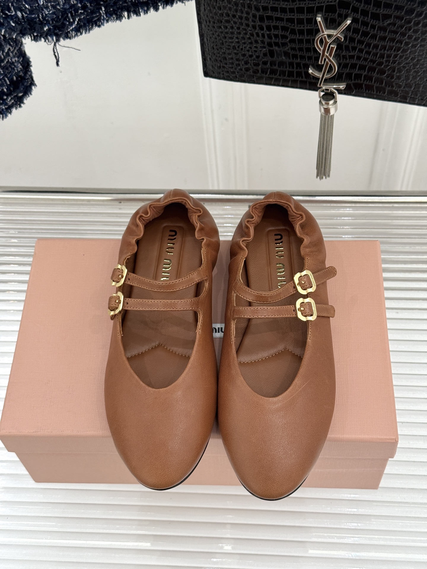 Miu Miu/缪缪26WF新品双带复古玛丽珍鞋以复古之名书写少女的甜酷诗篇。经典配色复刻法式优雅。双根