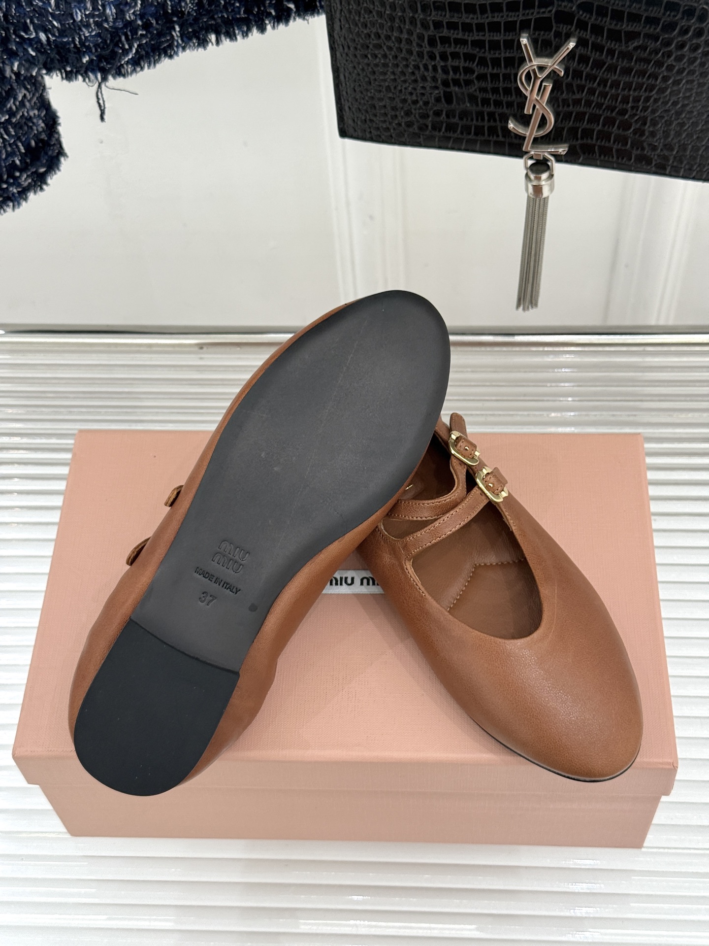 Miu Miu/缪缪26WF新品双带复古玛丽珍鞋以复古之名书写少女的甜酷诗篇。经典配色复刻法式优雅。双根