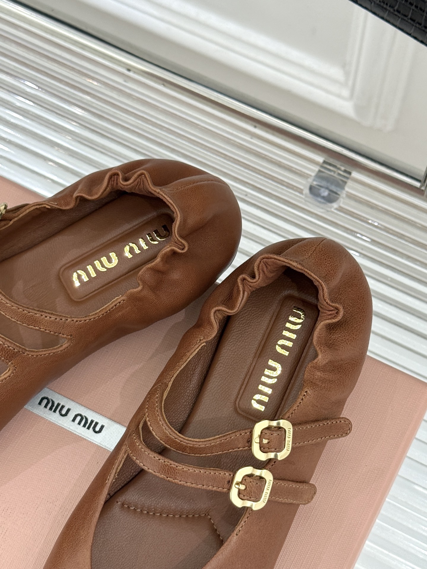 Miu Miu/缪缪26WF新品双带复古玛丽珍鞋以复古之名书写少女的甜酷诗篇。经典配色复刻法式优雅。双根