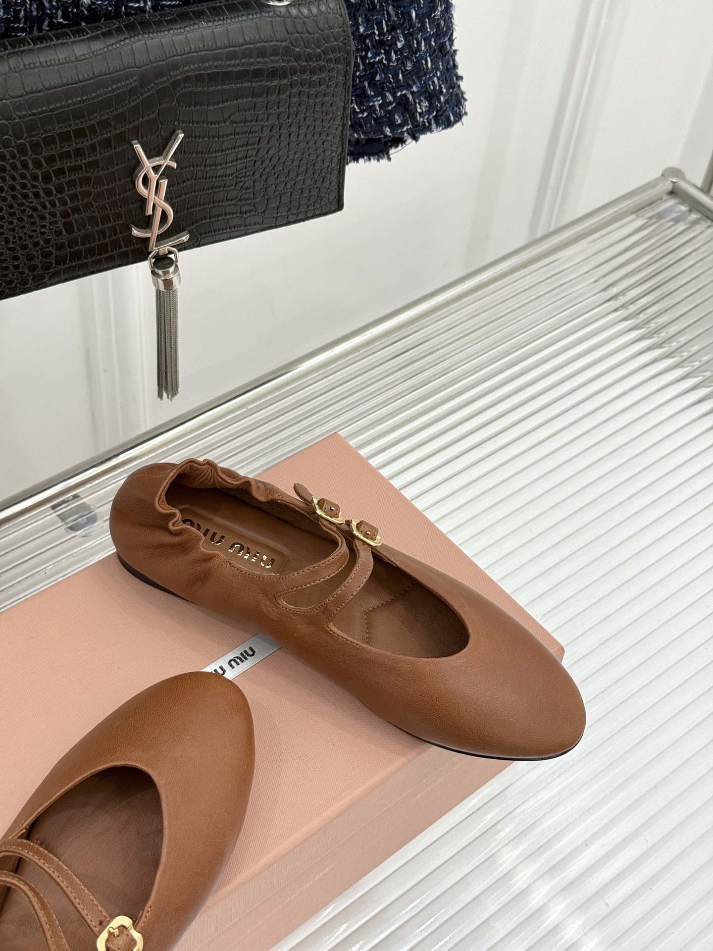 Miu Miu/缪缪26WF新品双带复古玛丽珍鞋以复古之名书写少女的甜酷诗篇。经典配色复刻法式优雅。双根