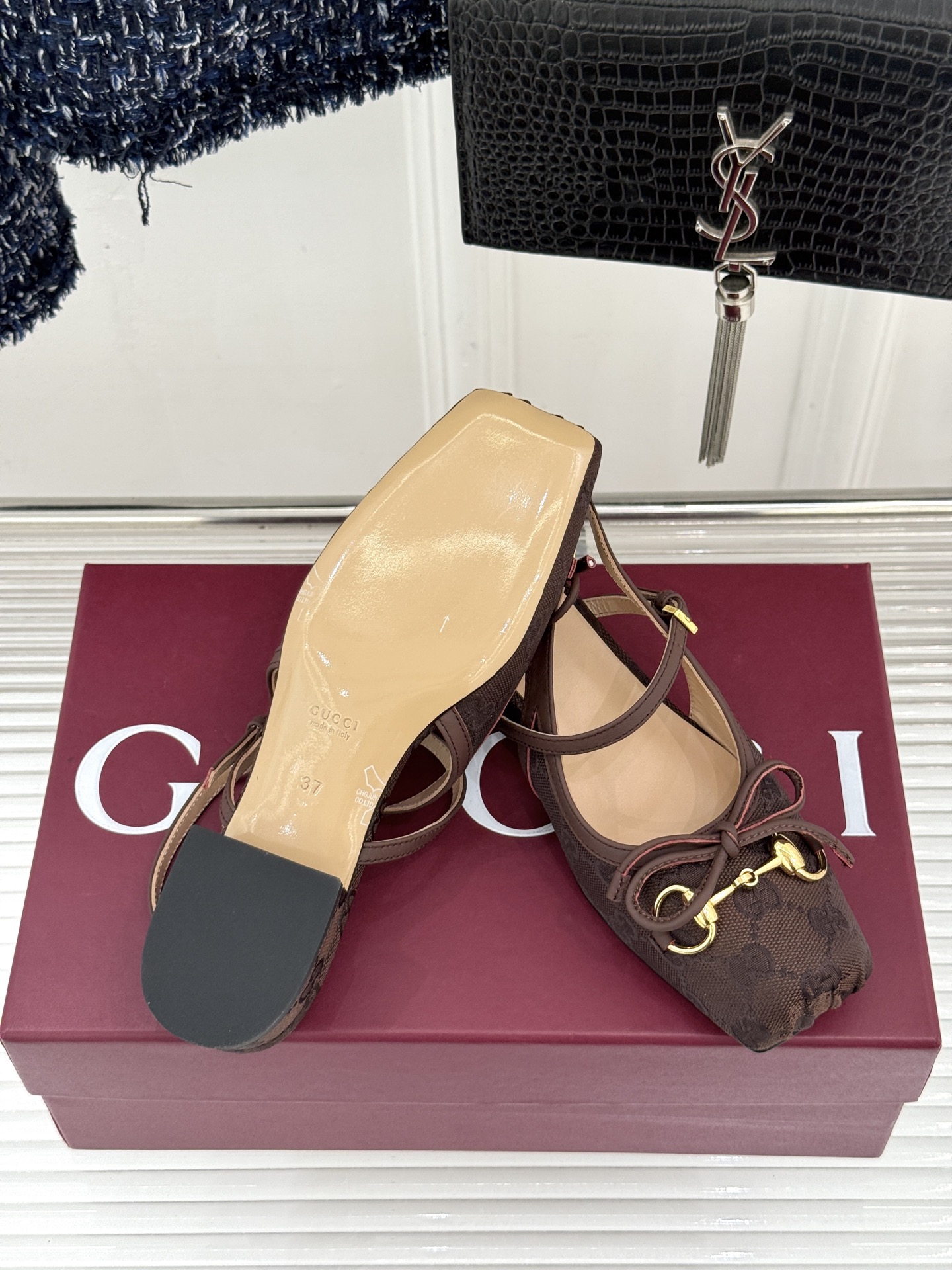 Gucci/古驰26WF新品猪鼻子蝴蝶结老花后空凉鞋复古与甜美的精妙邂逅将百年经典揉进夏日风情。标志性G