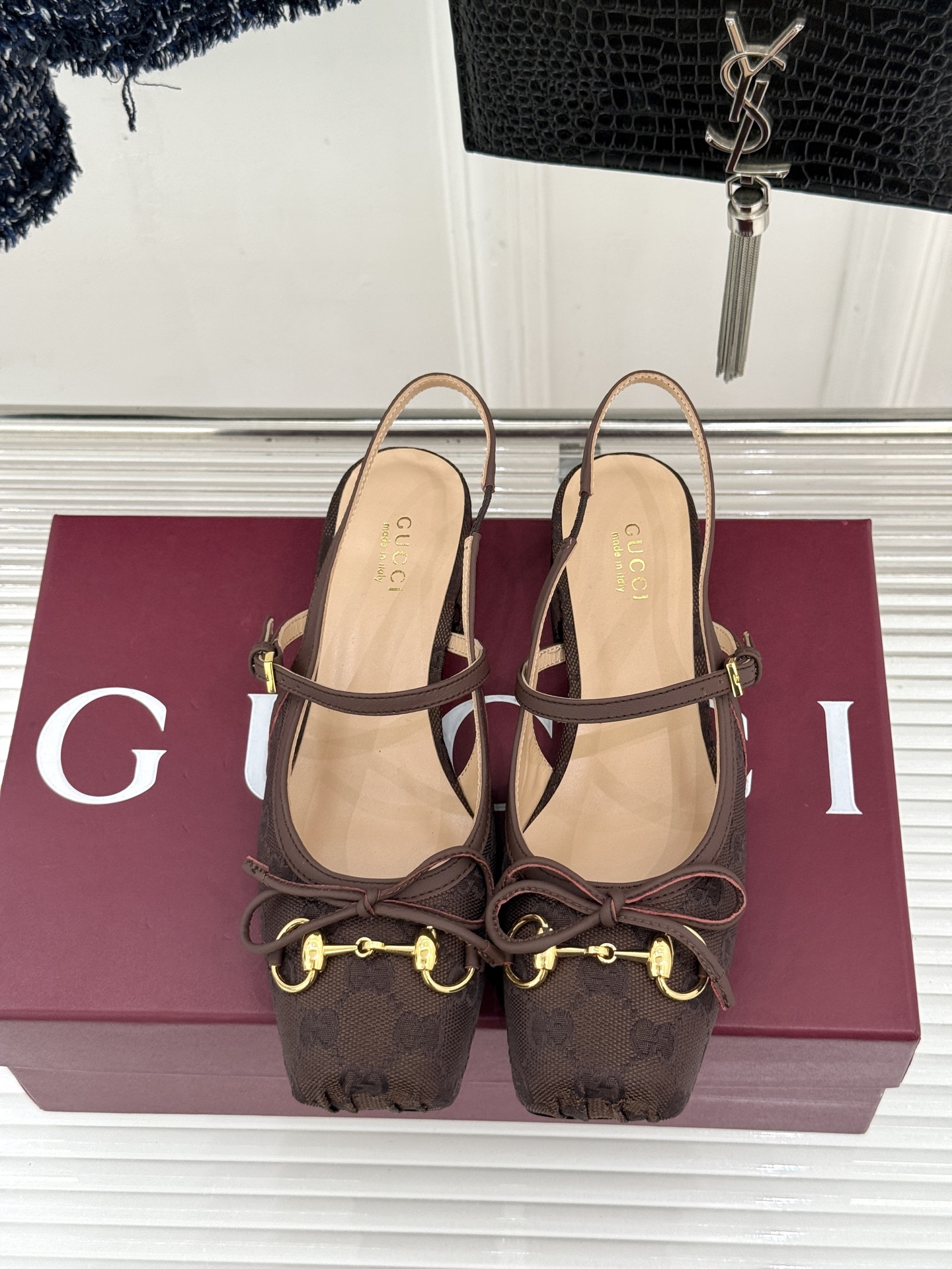 Gucci/古驰26WF新品猪鼻子蝴蝶结老花后空凉鞋复古与甜美的精妙邂逅将百年经典揉进夏日风情。标志性G