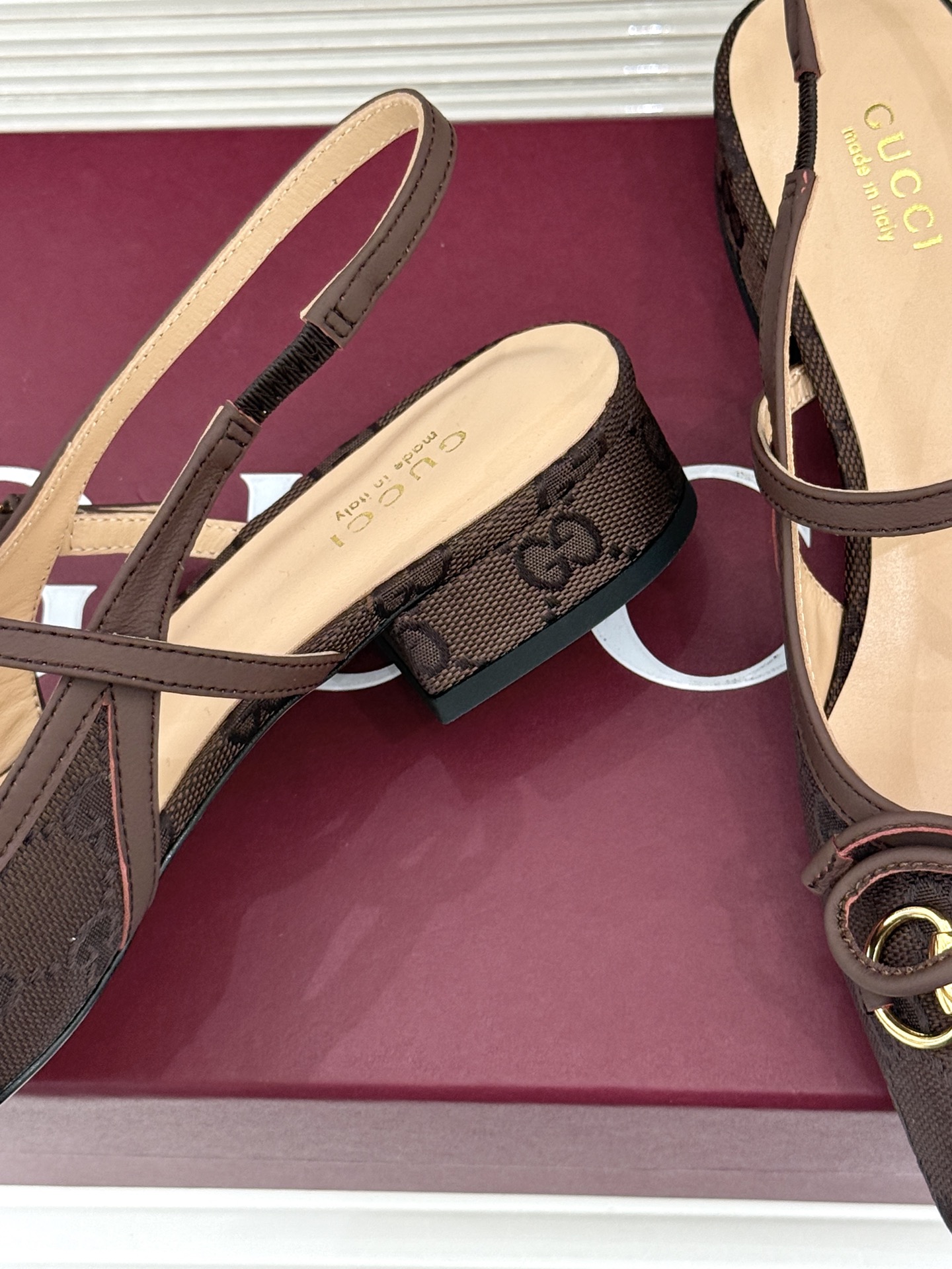 Gucci/古驰26WF新品猪鼻子蝴蝶结老花后空凉鞋复古与甜美的精妙邂逅将百年经典揉进夏日风情。标志性G