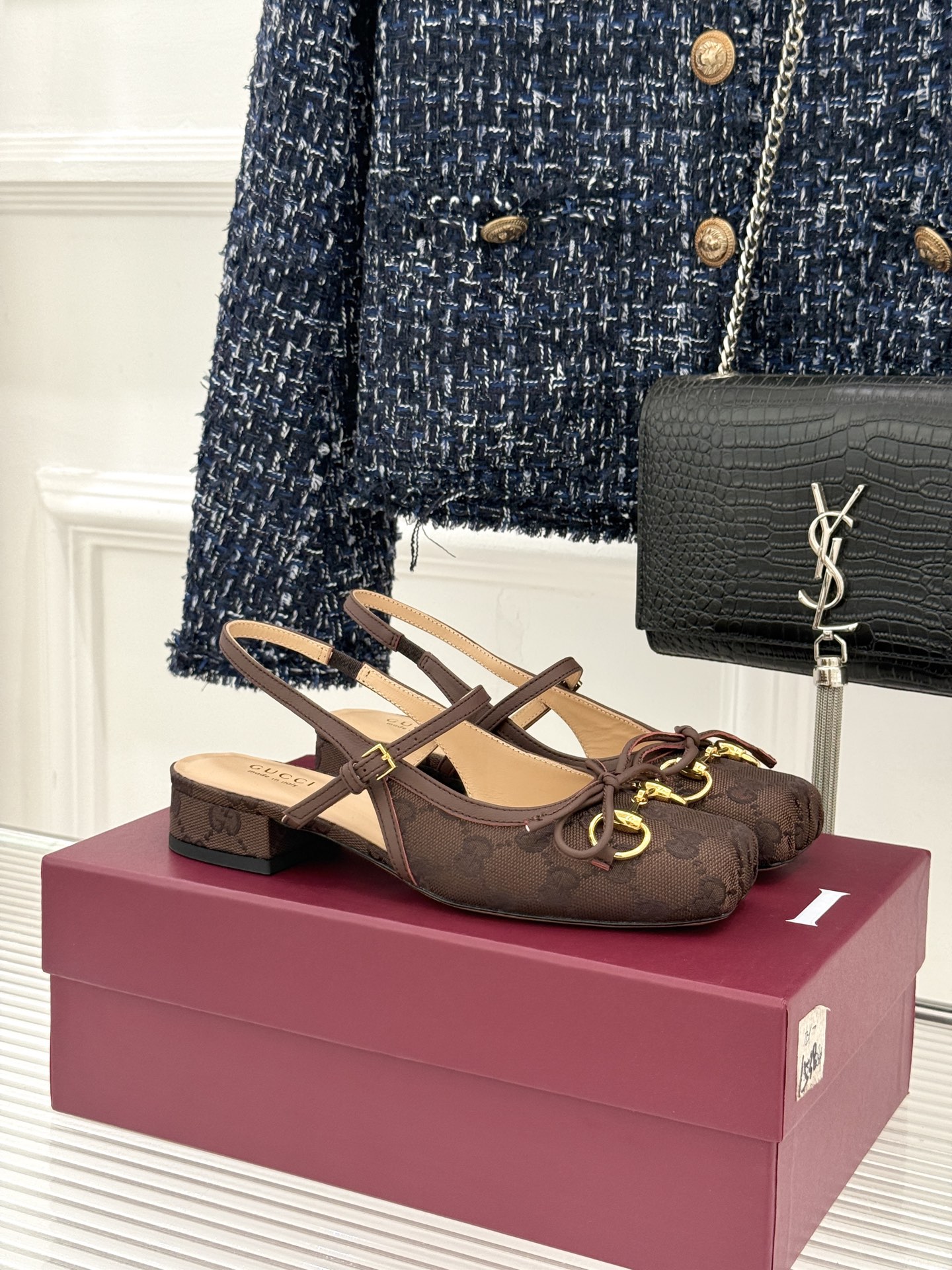 Gucci/古驰26WF新品猪鼻子蝴蝶结老花后空凉鞋复古与甜美的精妙邂逅将百年经典揉进夏日风情。标志性G