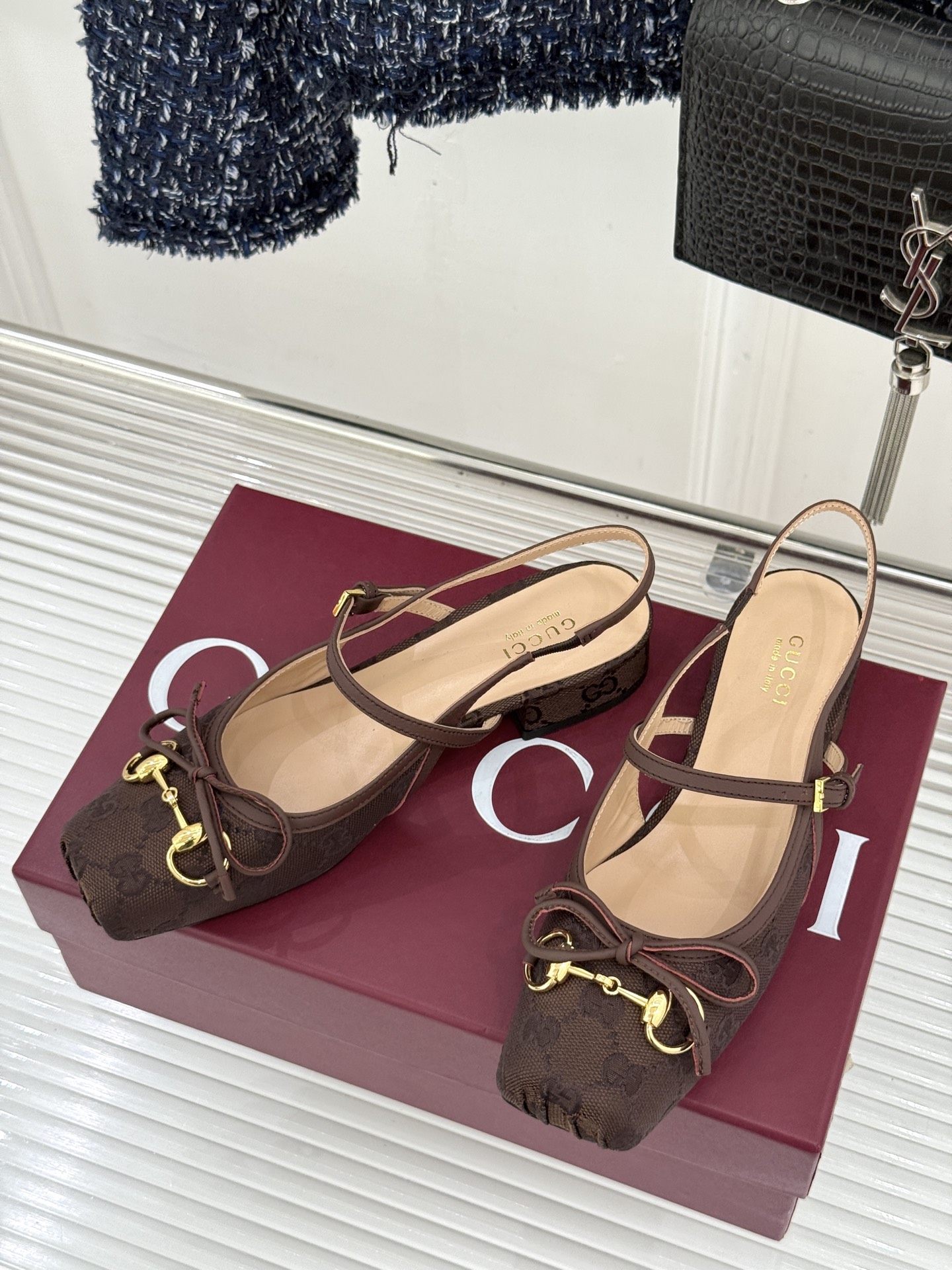 Gucci/古驰26WF新品猪鼻子蝴蝶结老花后空凉鞋复古与甜美的精妙邂逅将百年经典揉进夏日风情。标志性G