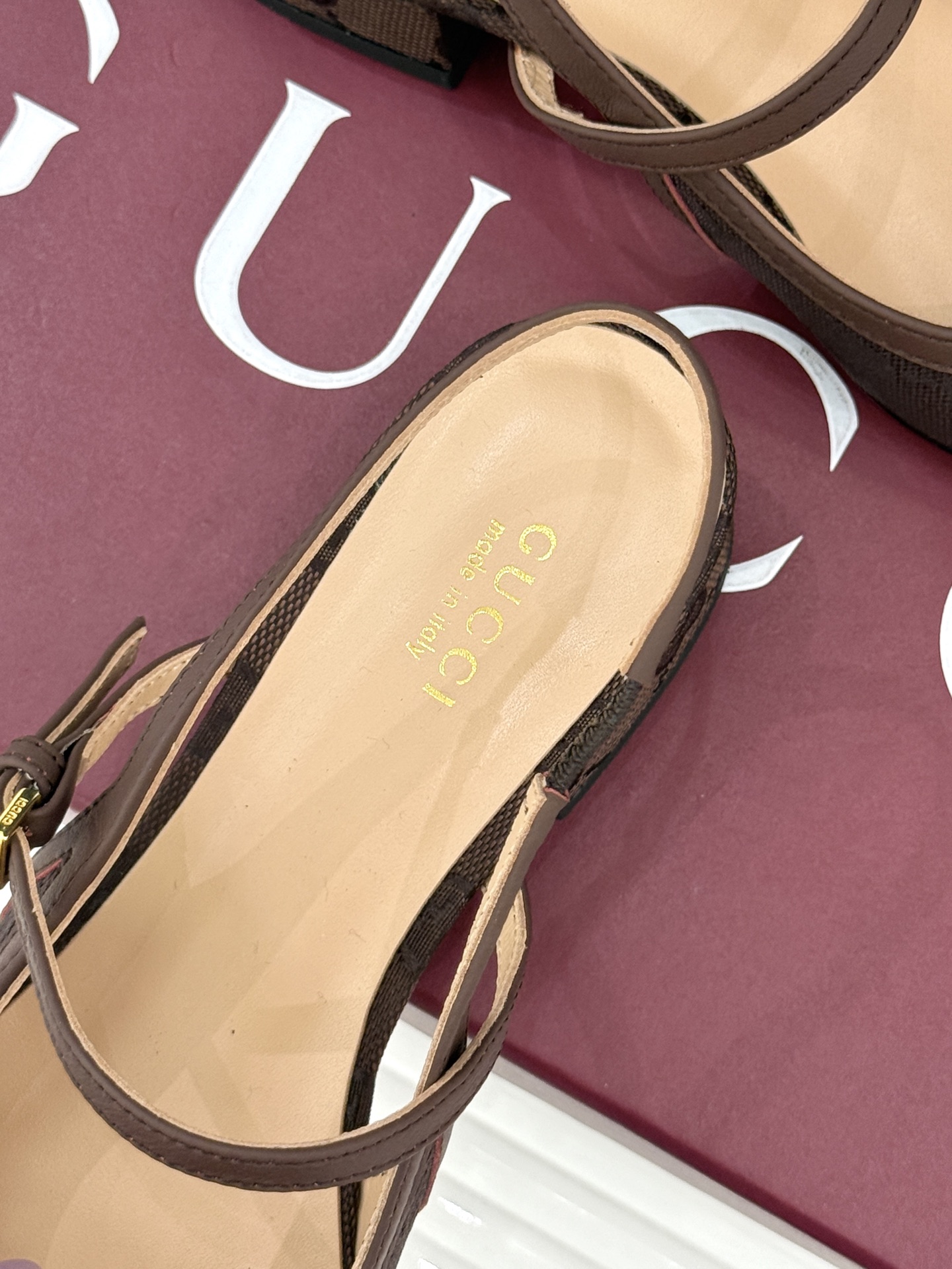 Gucci/古驰26WF新品猪鼻子蝴蝶结老花后空凉鞋复古与甜美的精妙邂逅将百年经典揉进夏日风情。标志性G