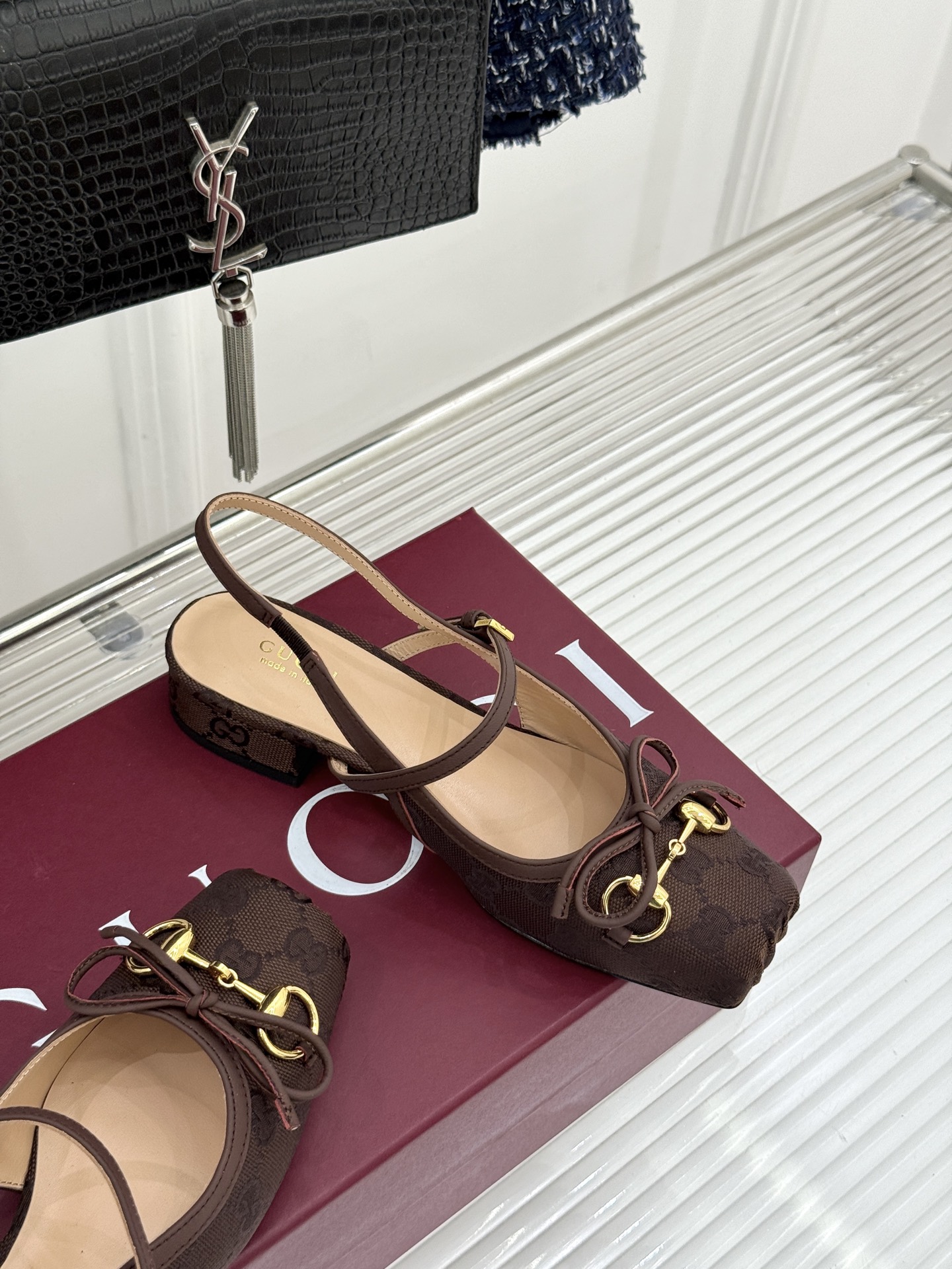 Gucci/古驰26WF新品猪鼻子蝴蝶结老花后空凉鞋复古与甜美的精妙邂逅将百年经典揉进夏日风情。标志性G