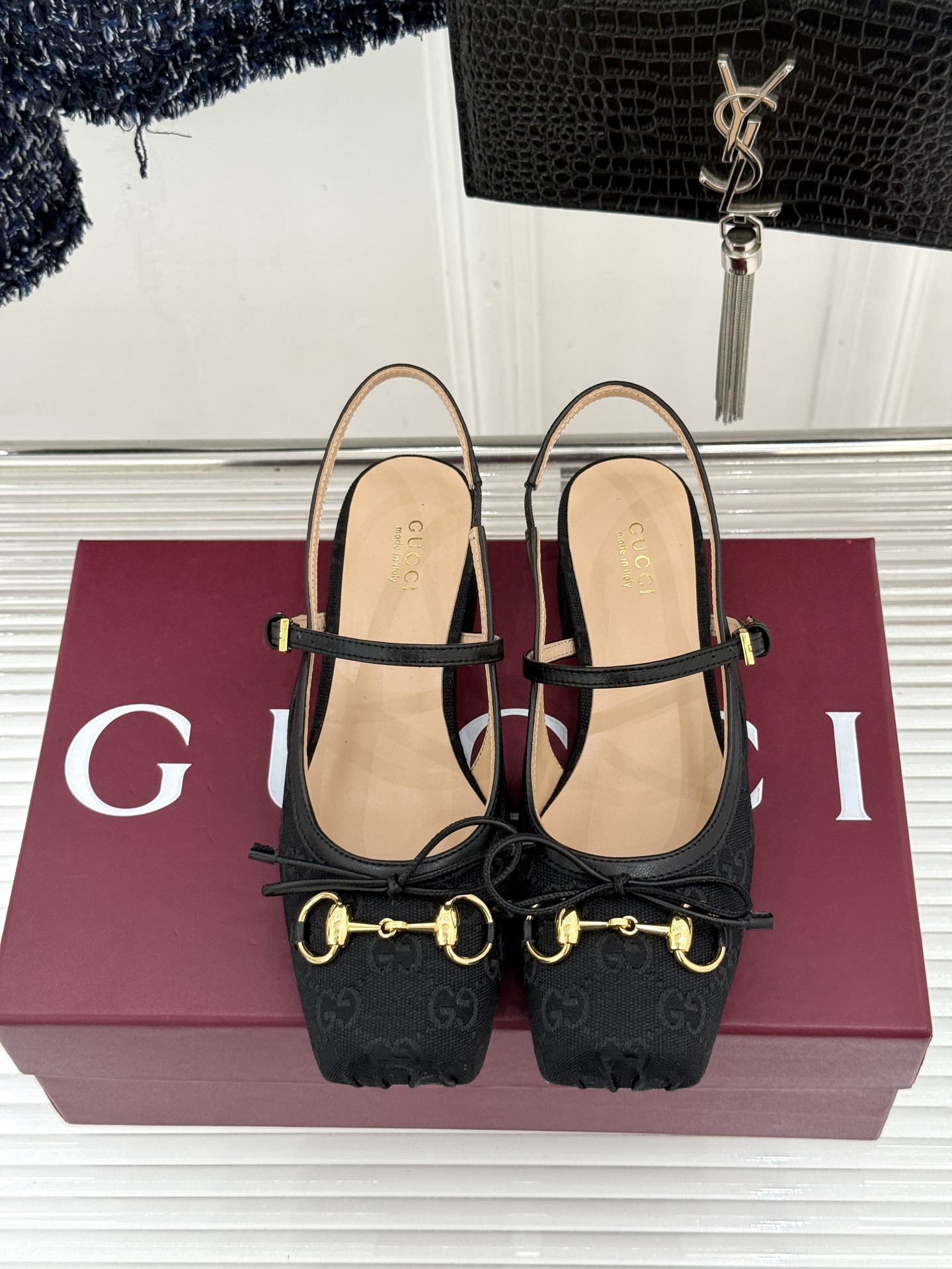 Gucci/古驰26WF新品猪鼻子蝴蝶结老花后空凉鞋复古与甜美的精妙邂逅将百年经典揉进夏日风情。标志性G