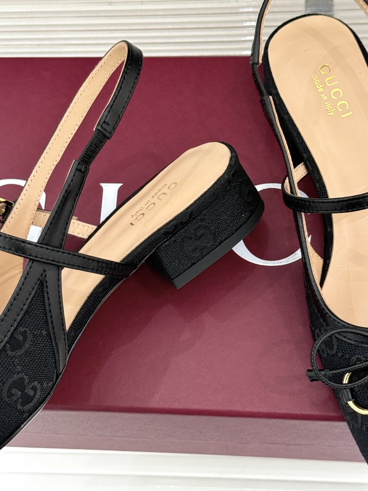 Gucci/古驰26WF新品猪鼻子蝴蝶结老花后空凉鞋复古与甜美的精妙邂逅将百年经典揉进夏日风情。标志性G