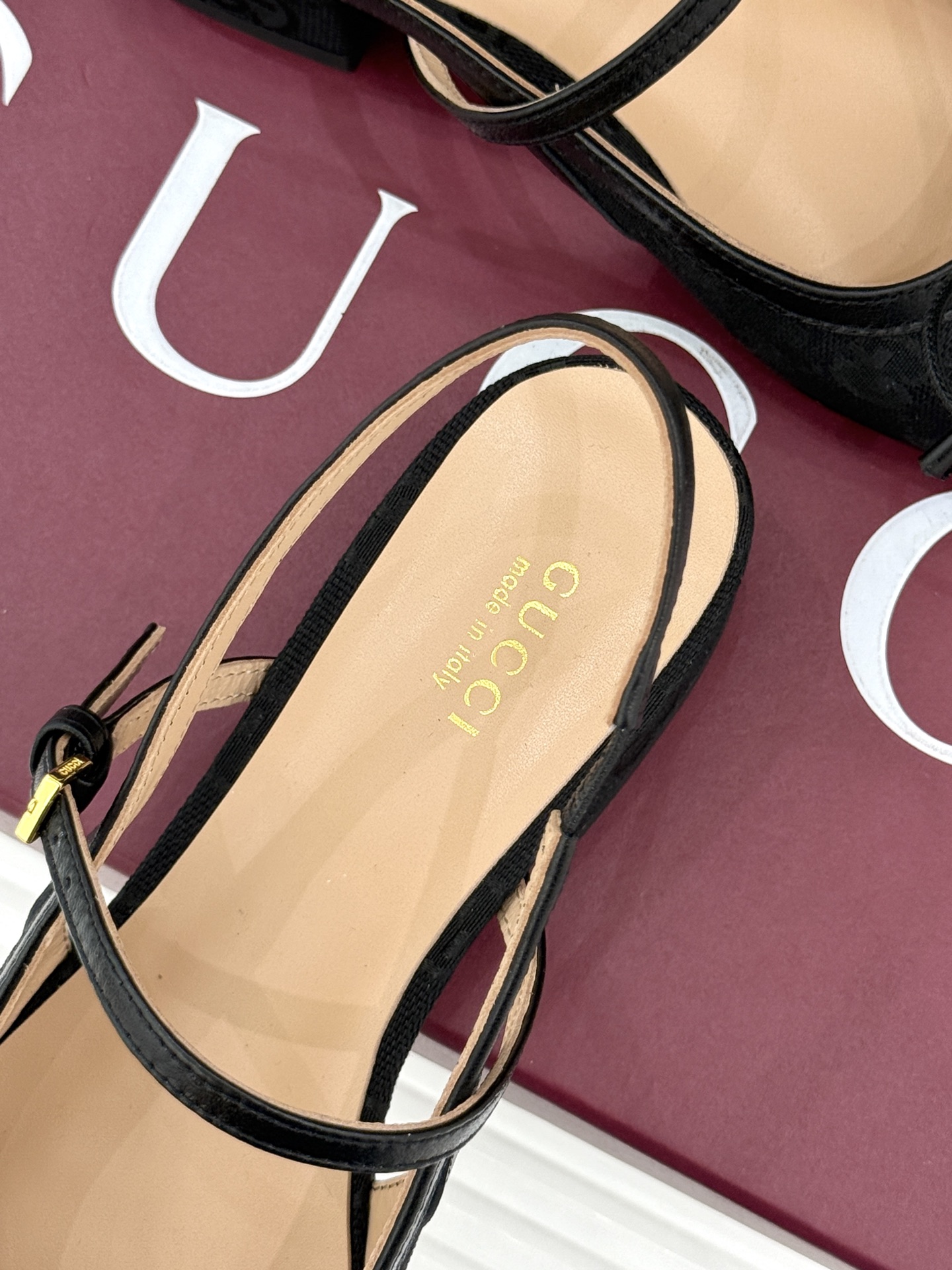 Gucci/古驰26WF新品猪鼻子蝴蝶结老花后空凉鞋复古与甜美的精妙邂逅将百年经典揉进夏日风情。标志性G