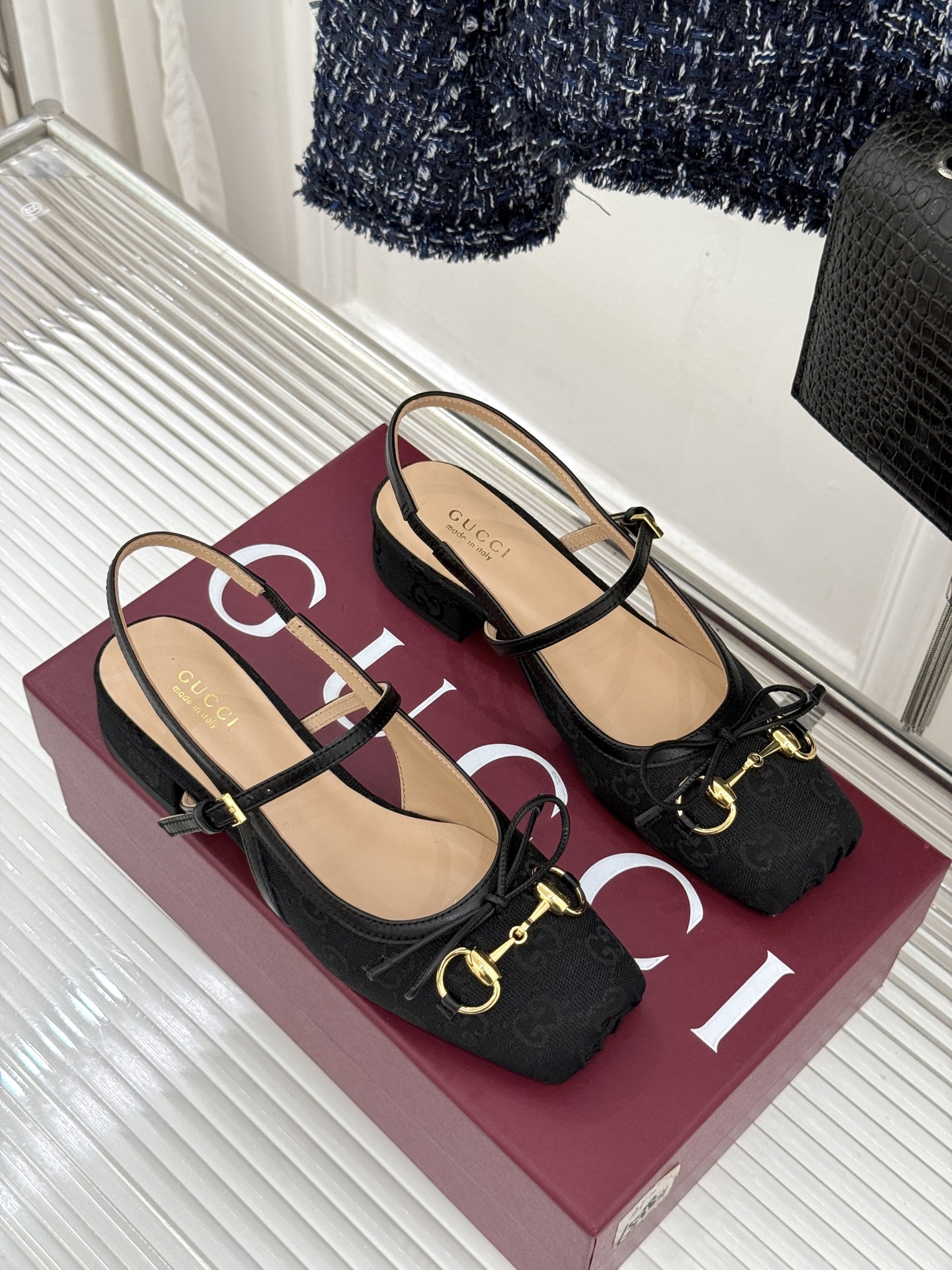 Gucci/古驰26WF新品猪鼻子蝴蝶结老花后空凉鞋复古与甜美的精妙邂逅将百年经典揉进夏日风情。标志性G