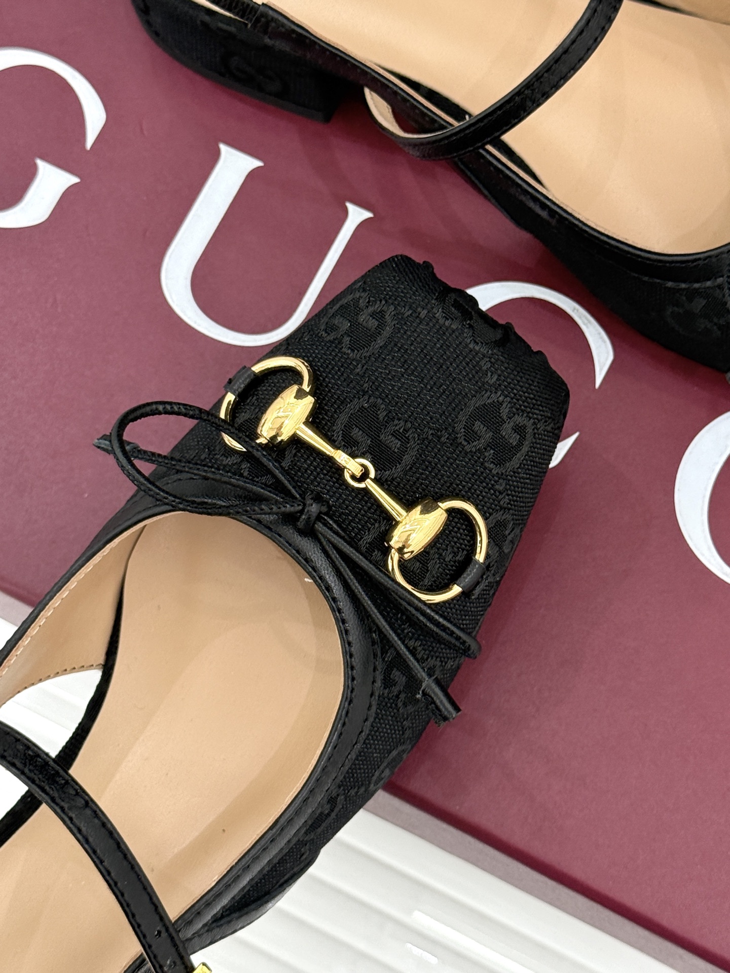 Gucci/古驰26WF新品猪鼻子蝴蝶结老花后空凉鞋复古与甜美的精妙邂逅将百年经典揉进夏日风情。标志性G