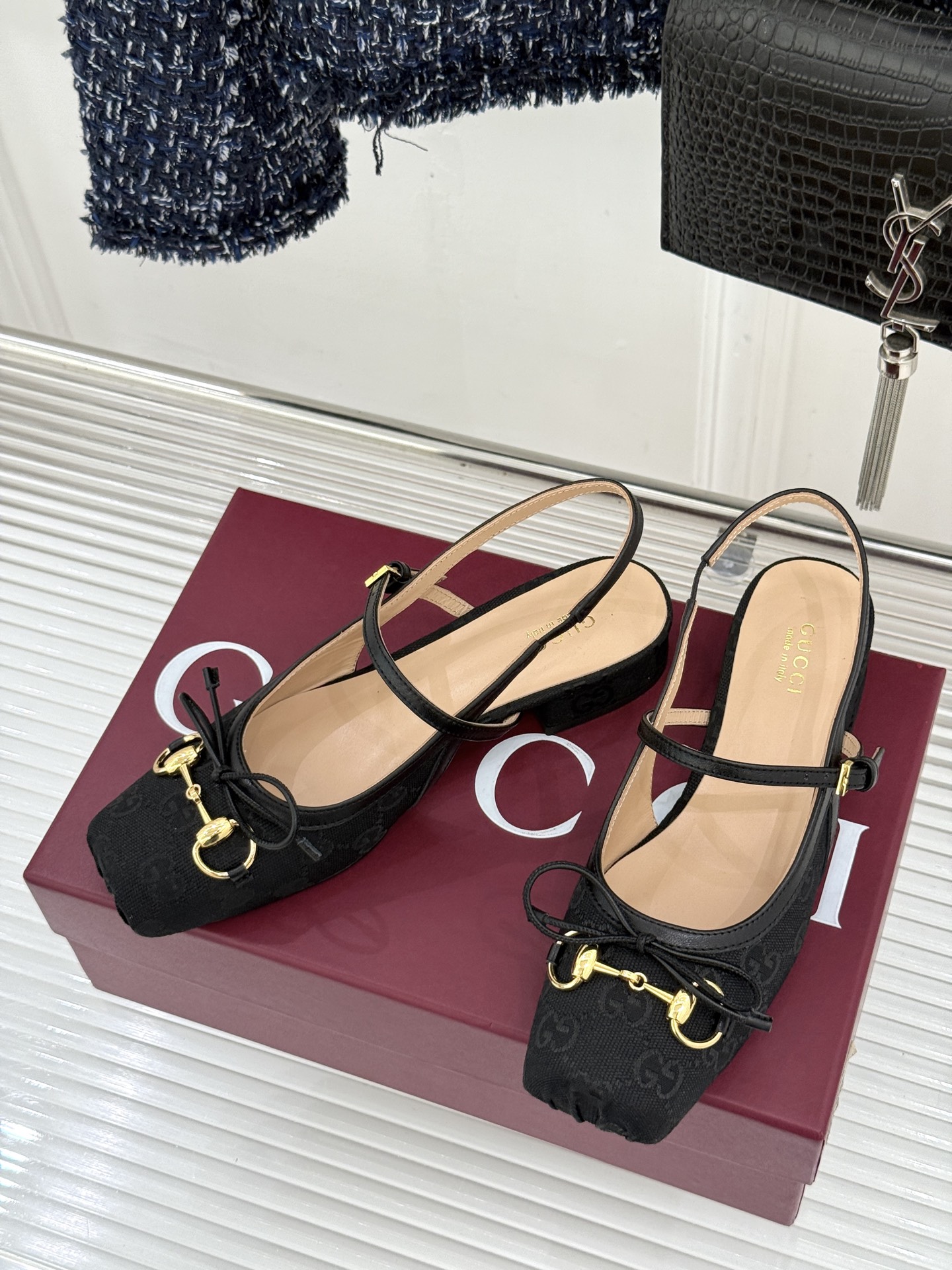 Gucci/古驰26WF新品猪鼻子蝴蝶结老花后空凉鞋复古与甜美的精妙邂逅将百年经典揉进夏日风情。标志性G