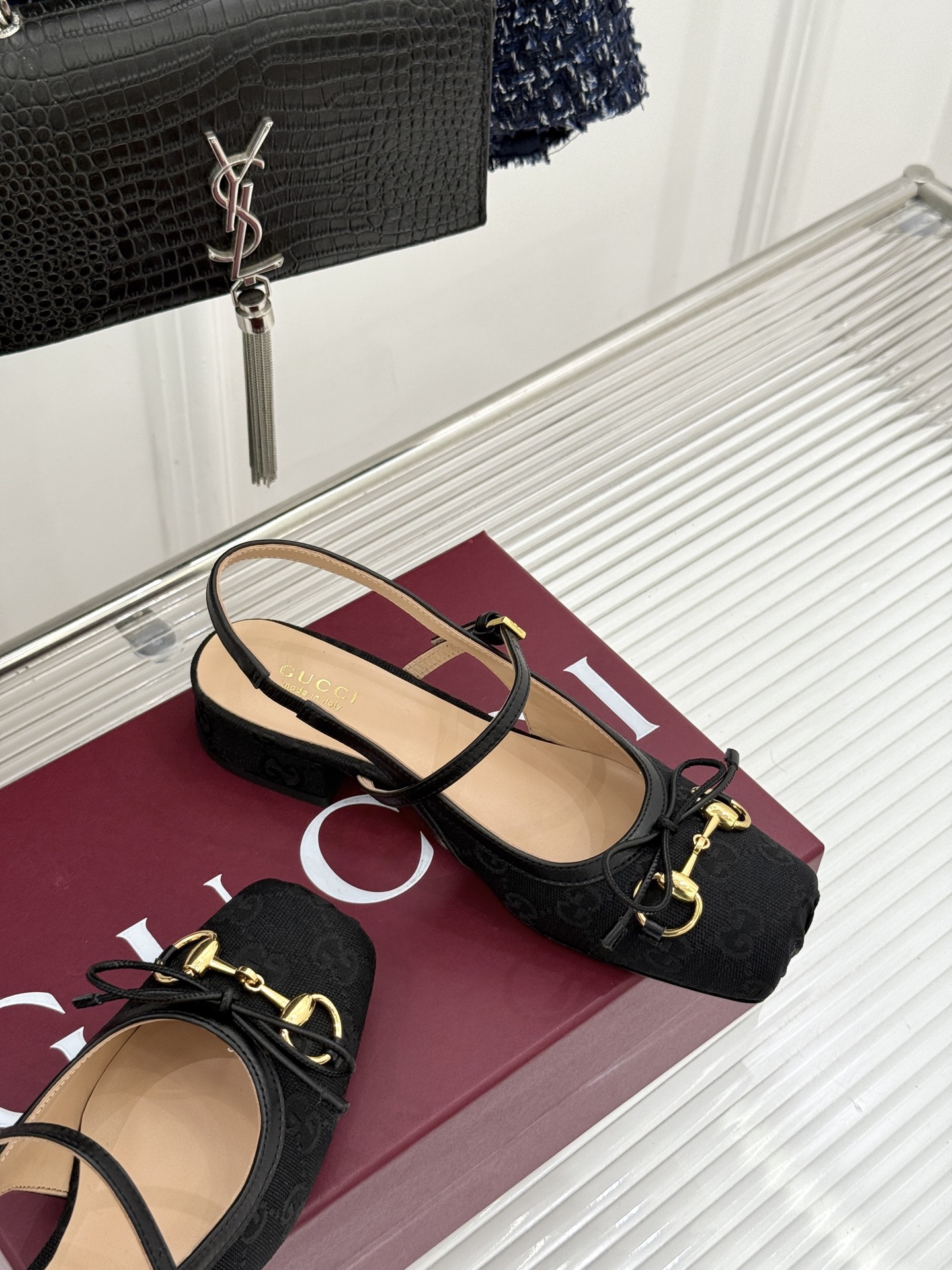 Gucci/古驰26WF新品猪鼻子蝴蝶结老花后空凉鞋复古与甜美的精妙邂逅将百年经典揉进夏日风情。标志性G