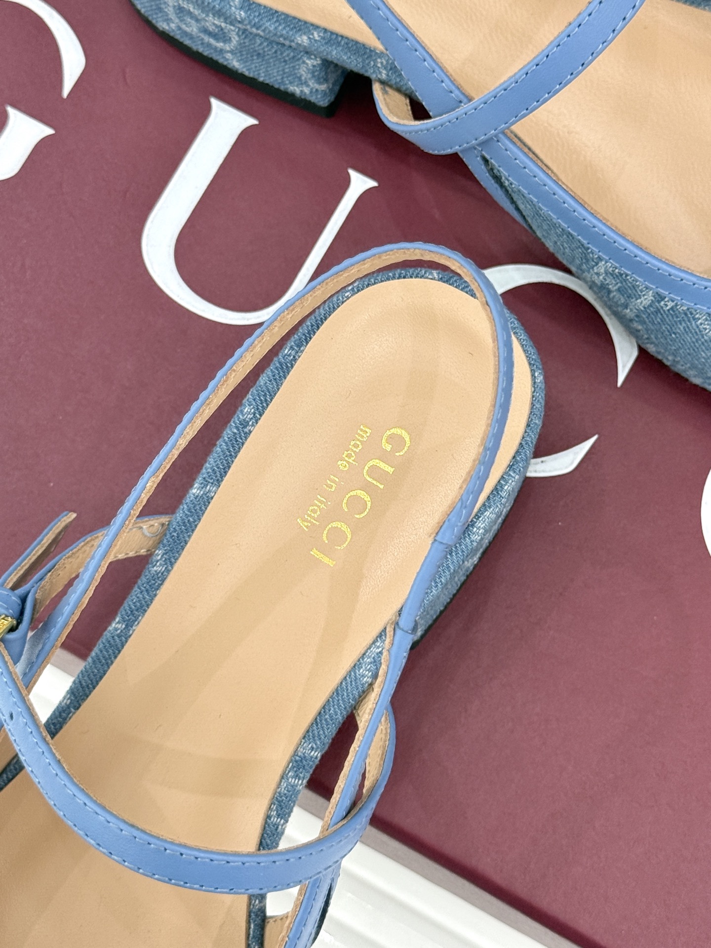 Gucci/古驰26WF新品猪鼻子蝴蝶结老花后空凉鞋复古与甜美的精妙邂逅将百年经典揉进夏日风情。标志性G