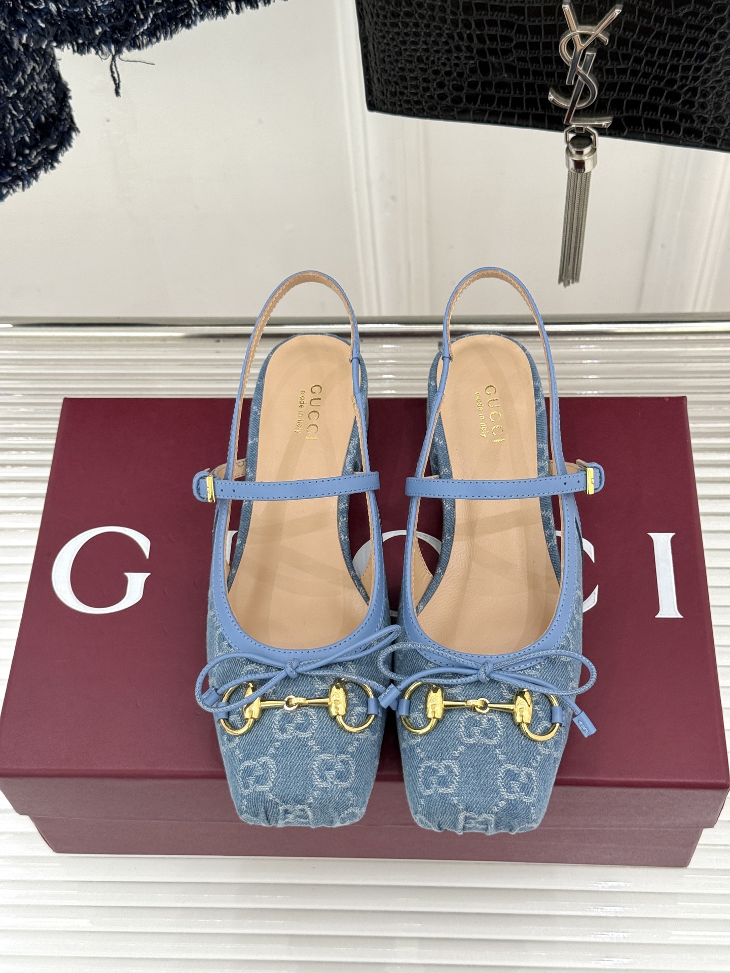 Gucci/古驰26WF新品猪鼻子蝴蝶结老花后空凉鞋复古与甜美的精妙邂逅将百年经典揉进夏日风情。标志性G