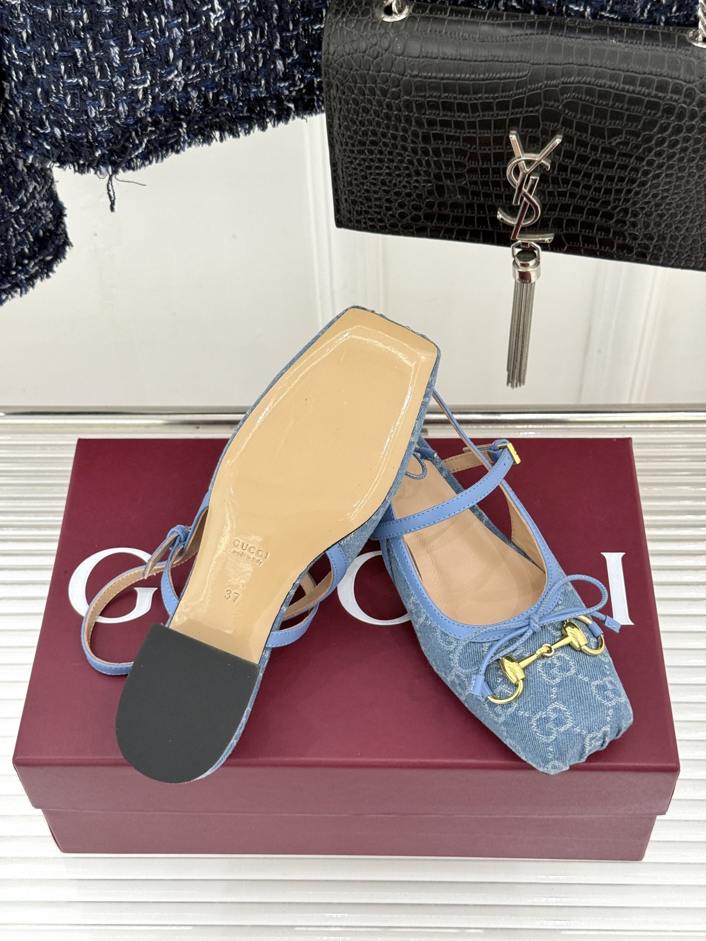 Gucci/古驰26WF新品猪鼻子蝴蝶结老花后空凉鞋复古与甜美的精妙邂逅将百年经典揉进夏日风情。标志性G