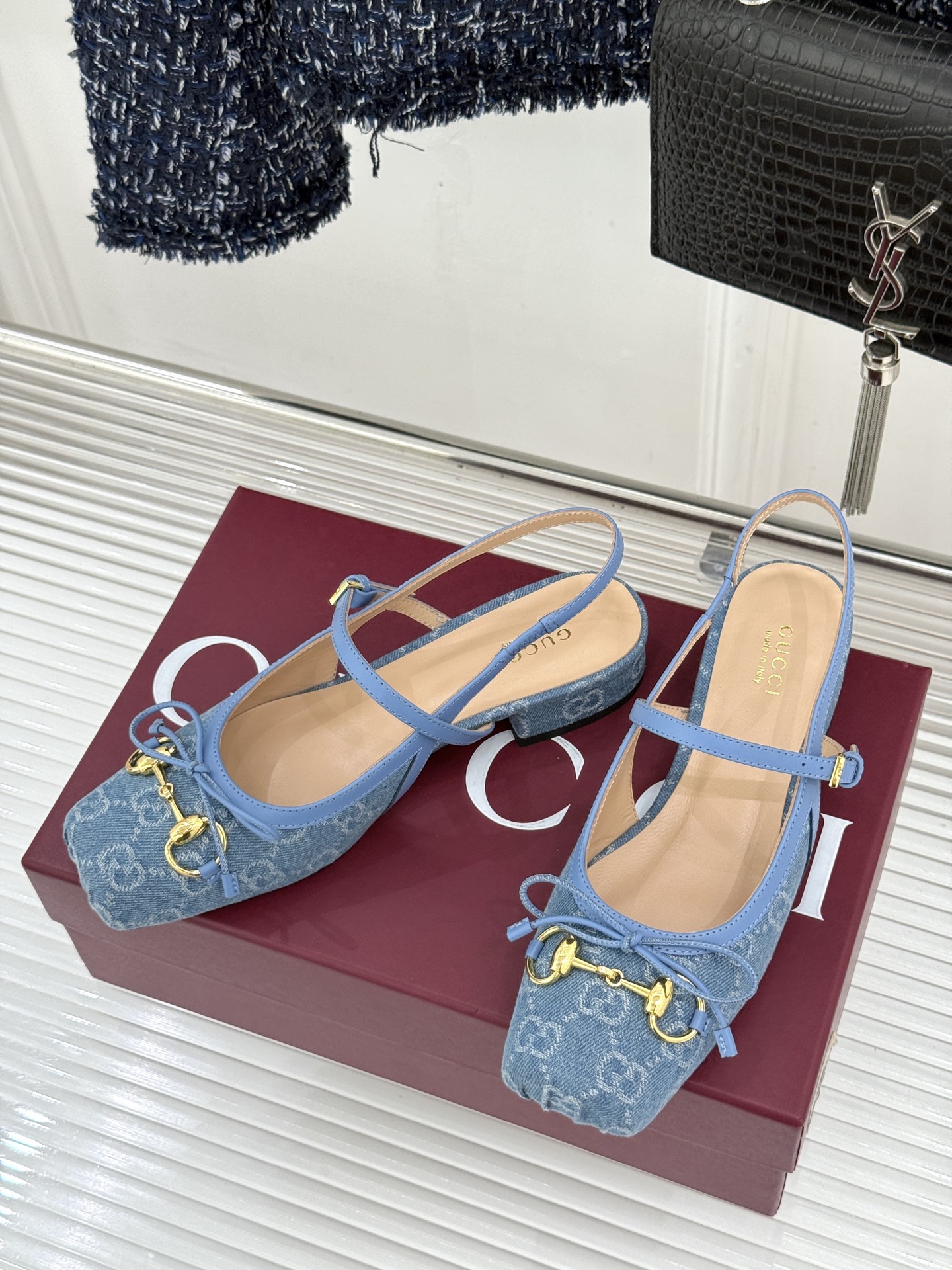 Gucci/古驰26WF新品猪鼻子蝴蝶结老花后空凉鞋复古与甜美的精妙邂逅将百年经典揉进夏日风情。标志性G