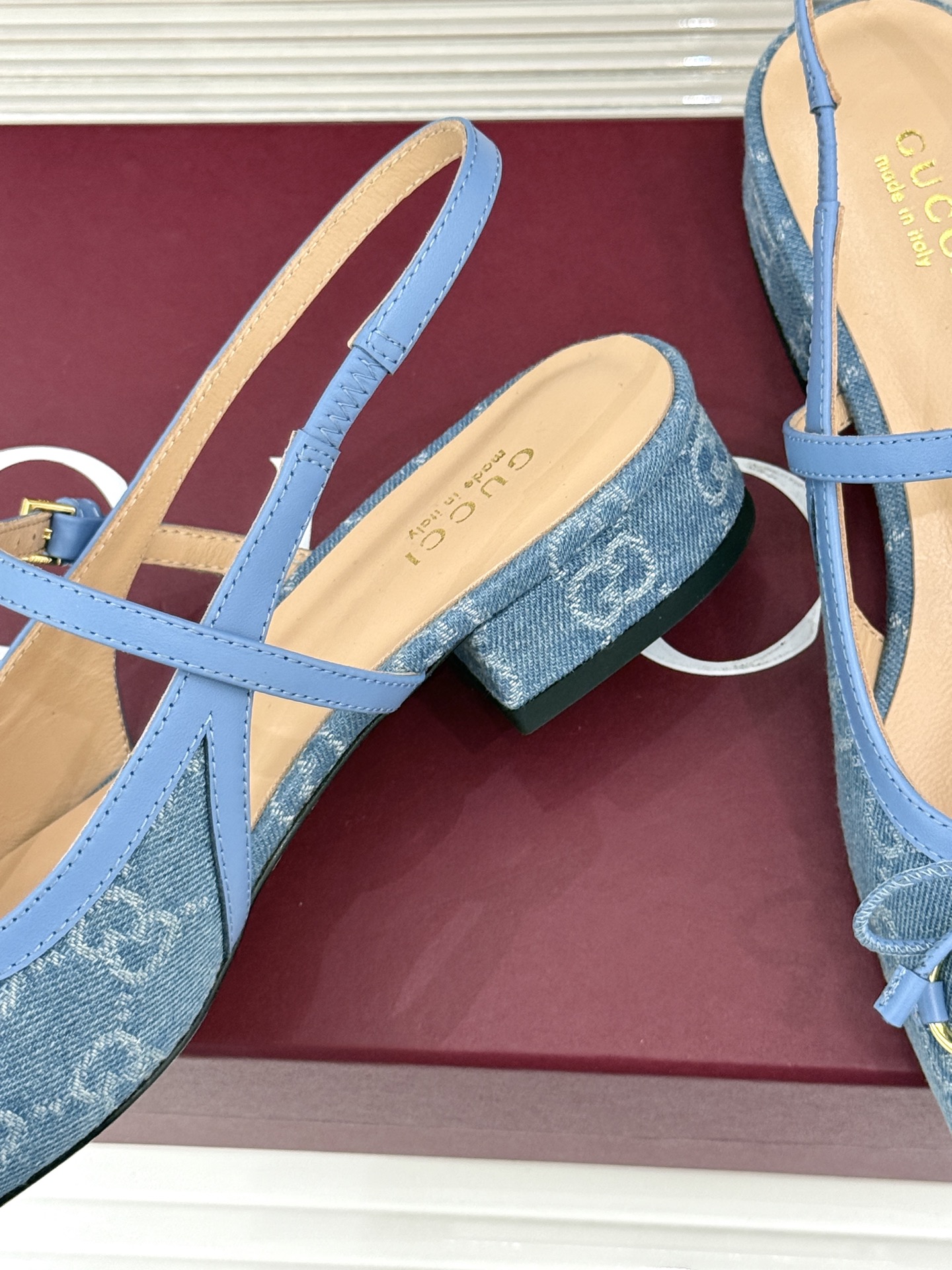 Gucci/古驰26WF新品猪鼻子蝴蝶结老花后空凉鞋复古与甜美的精妙邂逅将百年经典揉进夏日风情。标志性G