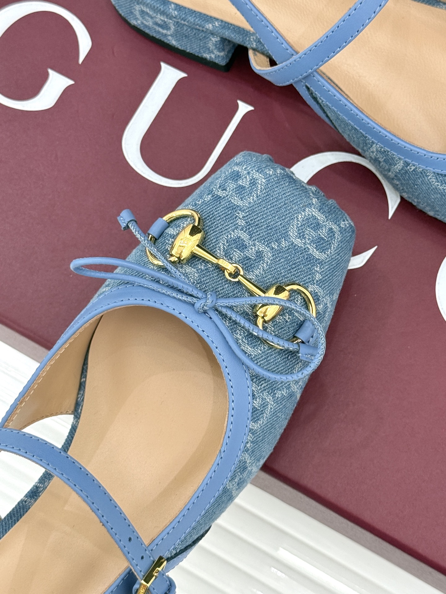 Gucci/古驰26WF新品猪鼻子蝴蝶结老花后空凉鞋复古与甜美的精妙邂逅将百年经典揉进夏日风情。标志性G