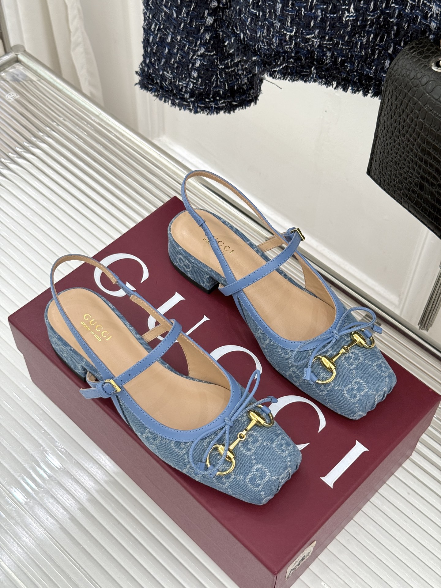 Gucci/古驰26WF新品猪鼻子蝴蝶结老花后空凉鞋复古与甜美的精妙邂逅将百年经典揉进夏日风情。标志性G