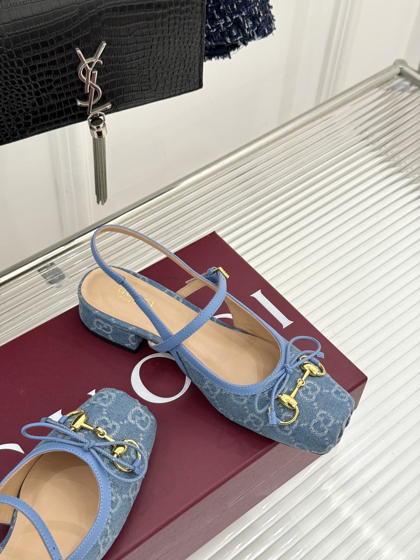 Gucci/古驰26WF新品猪鼻子蝴蝶结老花后空凉鞋复古与甜美的精妙邂逅将百年经典揉进夏日风情。标志性G