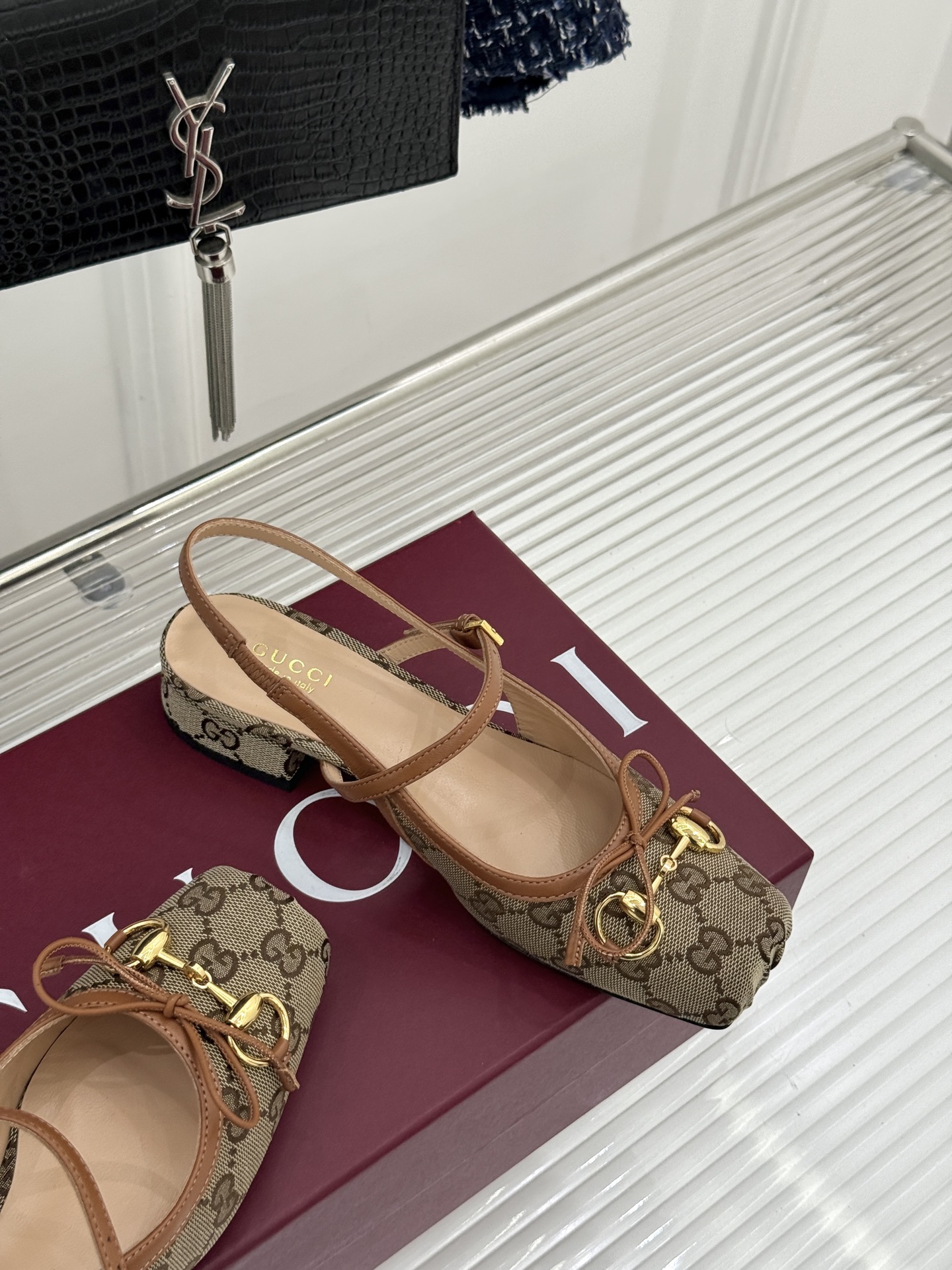 Gucci/古驰26WF新品猪鼻子蝴蝶结老花后空凉鞋复古与甜美的精妙邂逅将百年经典揉进夏日风情。标志性G