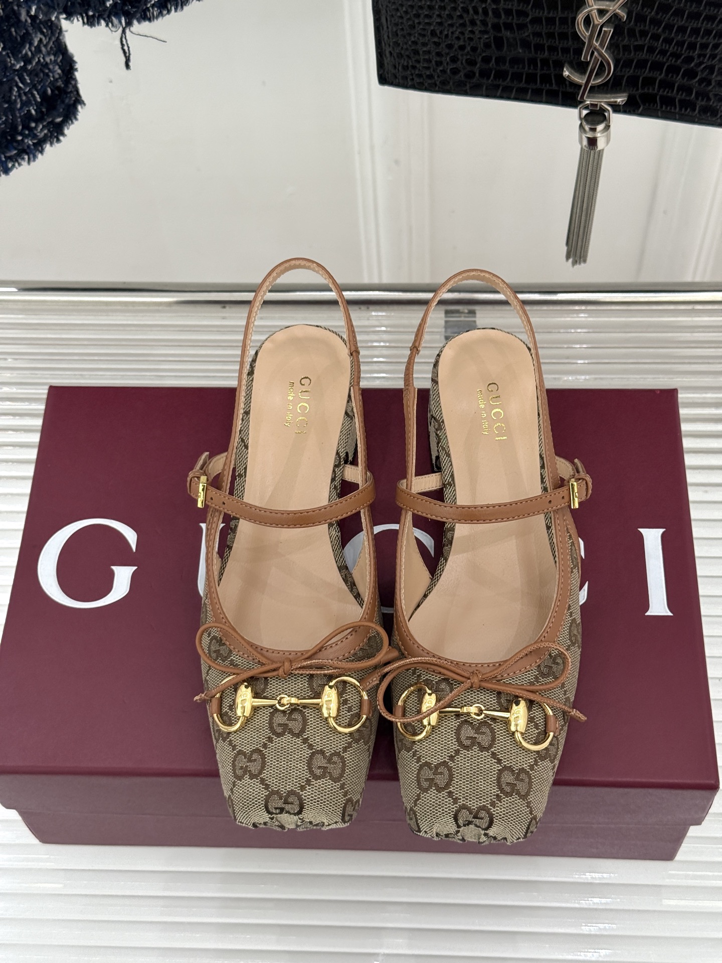 Gucci/古驰26WF新品猪鼻子蝴蝶结老花后空凉鞋复古与甜美的精妙邂逅将百年经典揉进夏日风情。标志性G