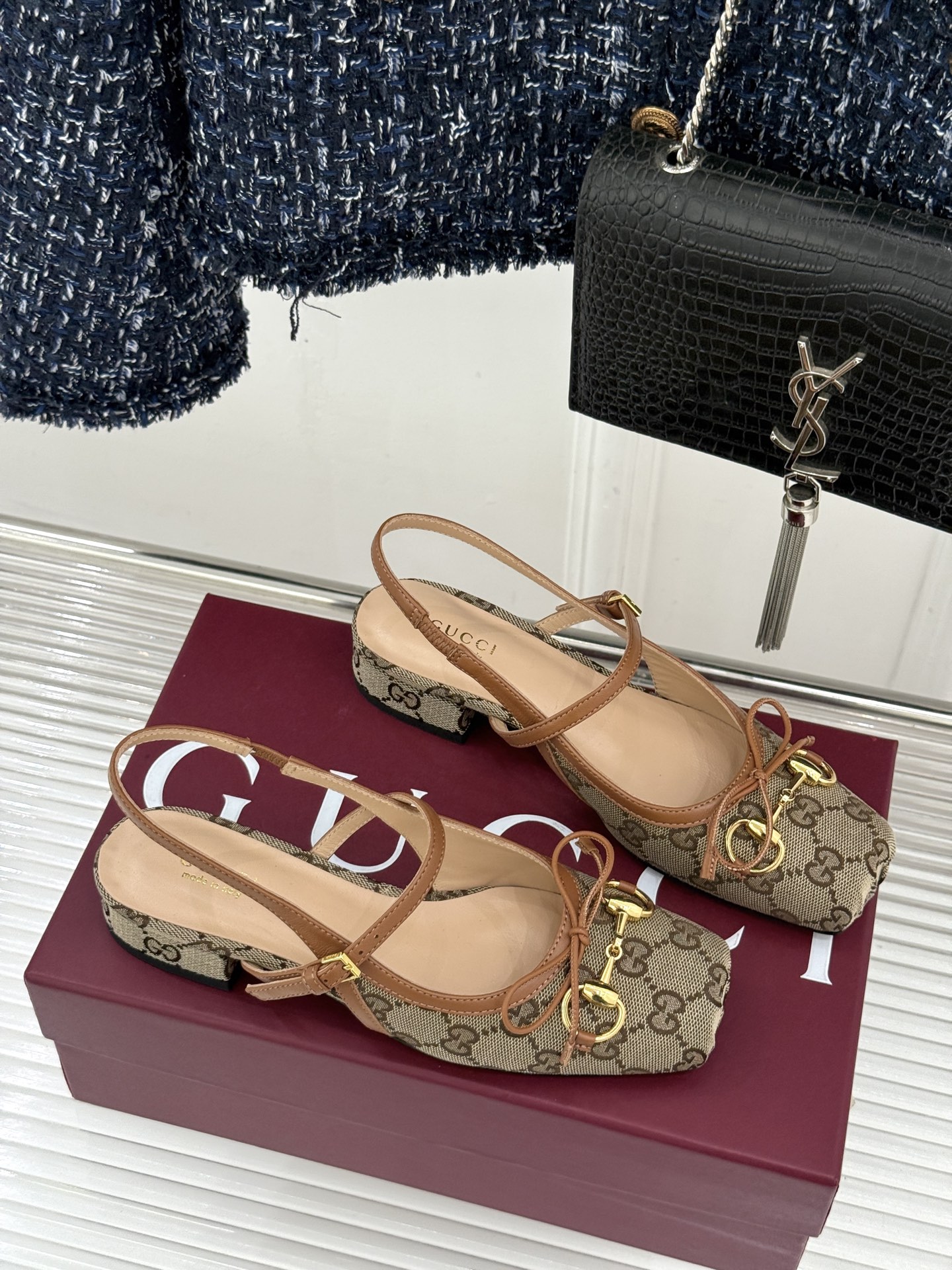 Gucci/古驰26WF新品猪鼻子蝴蝶结老花后空凉鞋复古与甜美的精妙邂逅将百年经典揉进夏日风情。标志性G