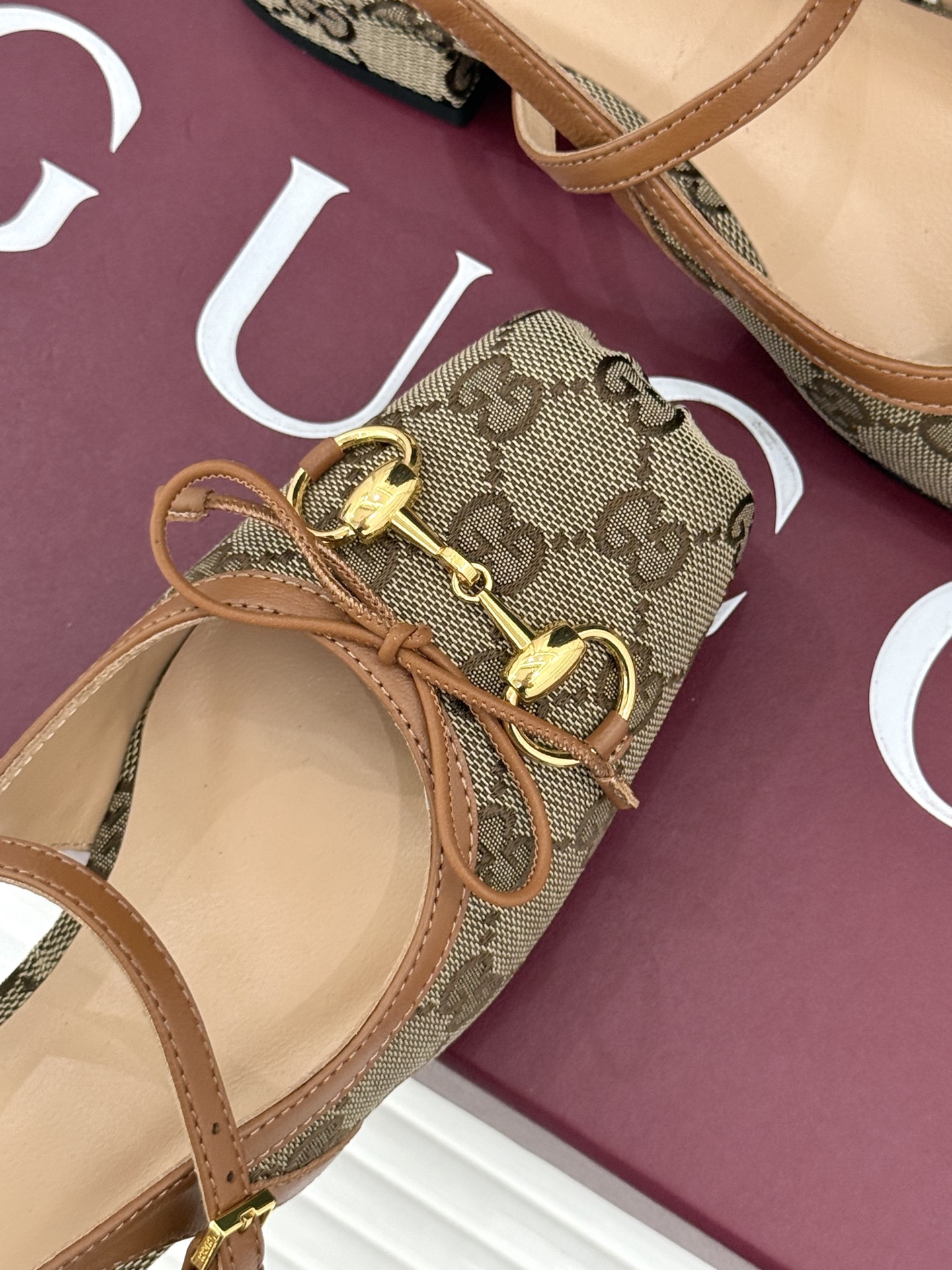 Gucci/古驰26WF新品猪鼻子蝴蝶结老花后空凉鞋复古与甜美的精妙邂逅将百年经典揉进夏日风情。标志性G