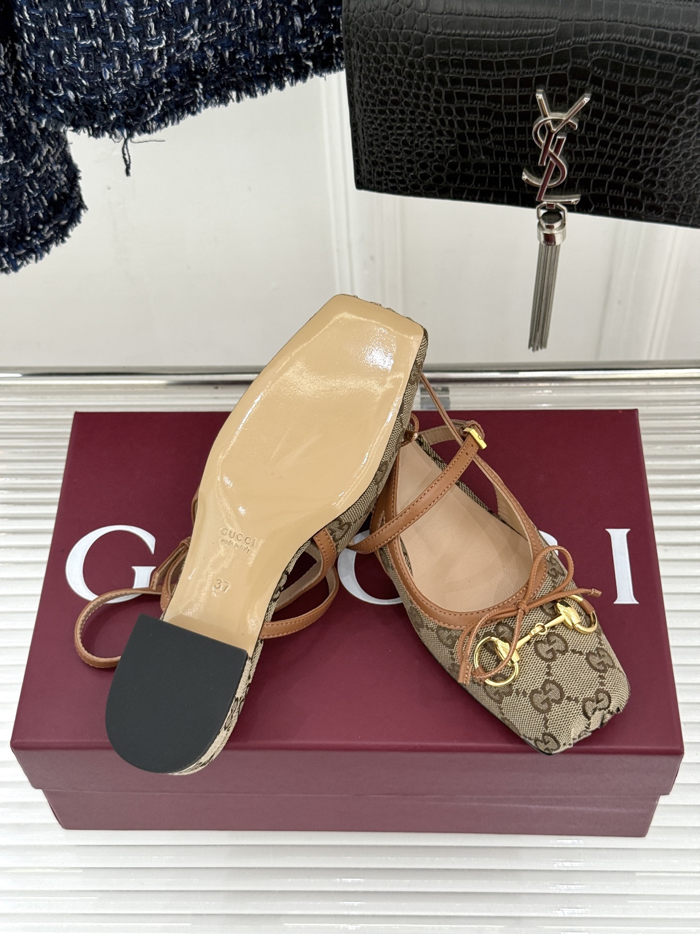 Gucci/古驰26WF新品猪鼻子蝴蝶结老花后空凉鞋复古与甜美的精妙邂逅将百年经典揉进夏日风情。标志性G