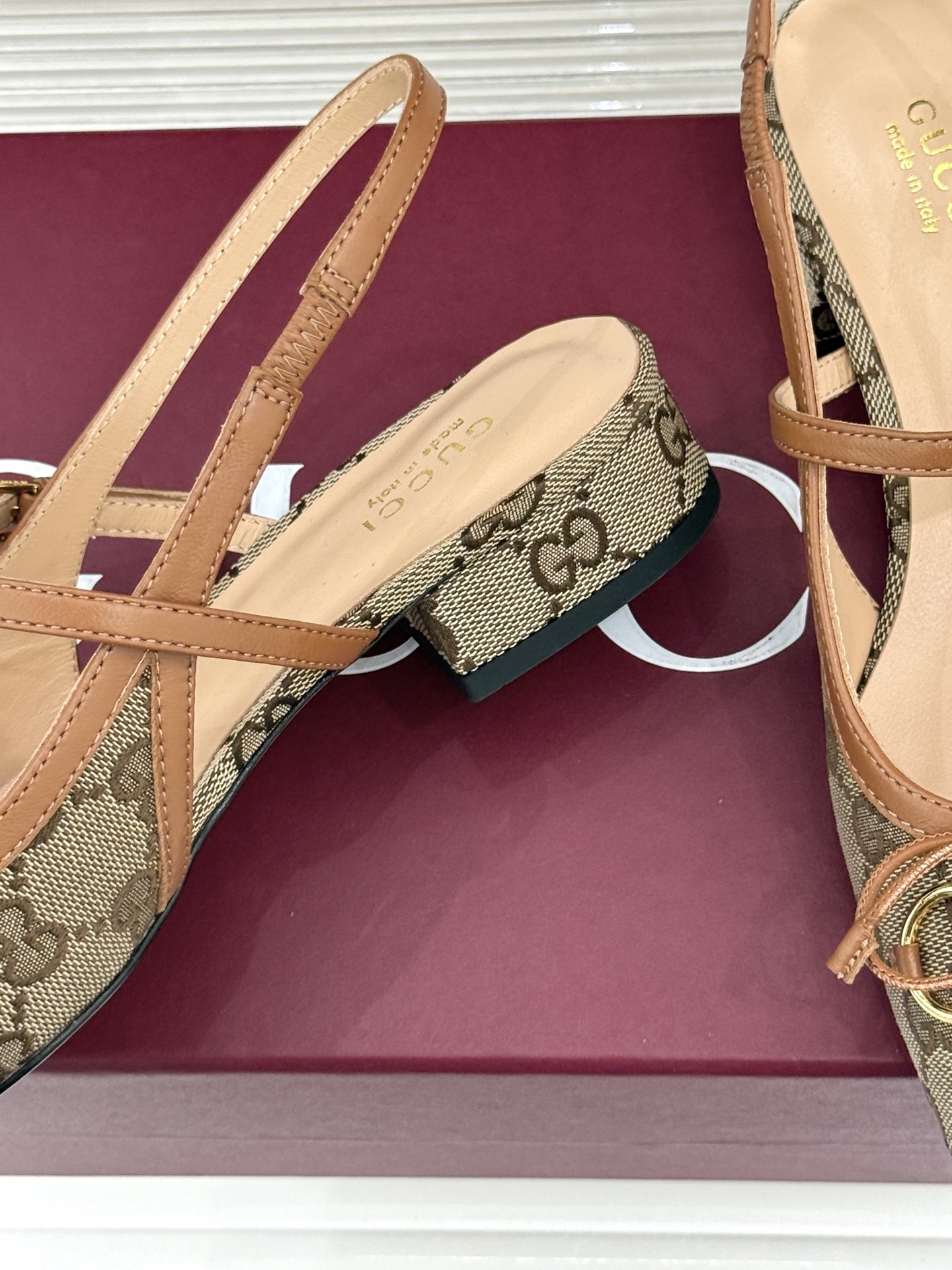 Gucci/古驰26WF新品猪鼻子蝴蝶结老花后空凉鞋复古与甜美的精妙邂逅将百年经典揉进夏日风情。标志性G