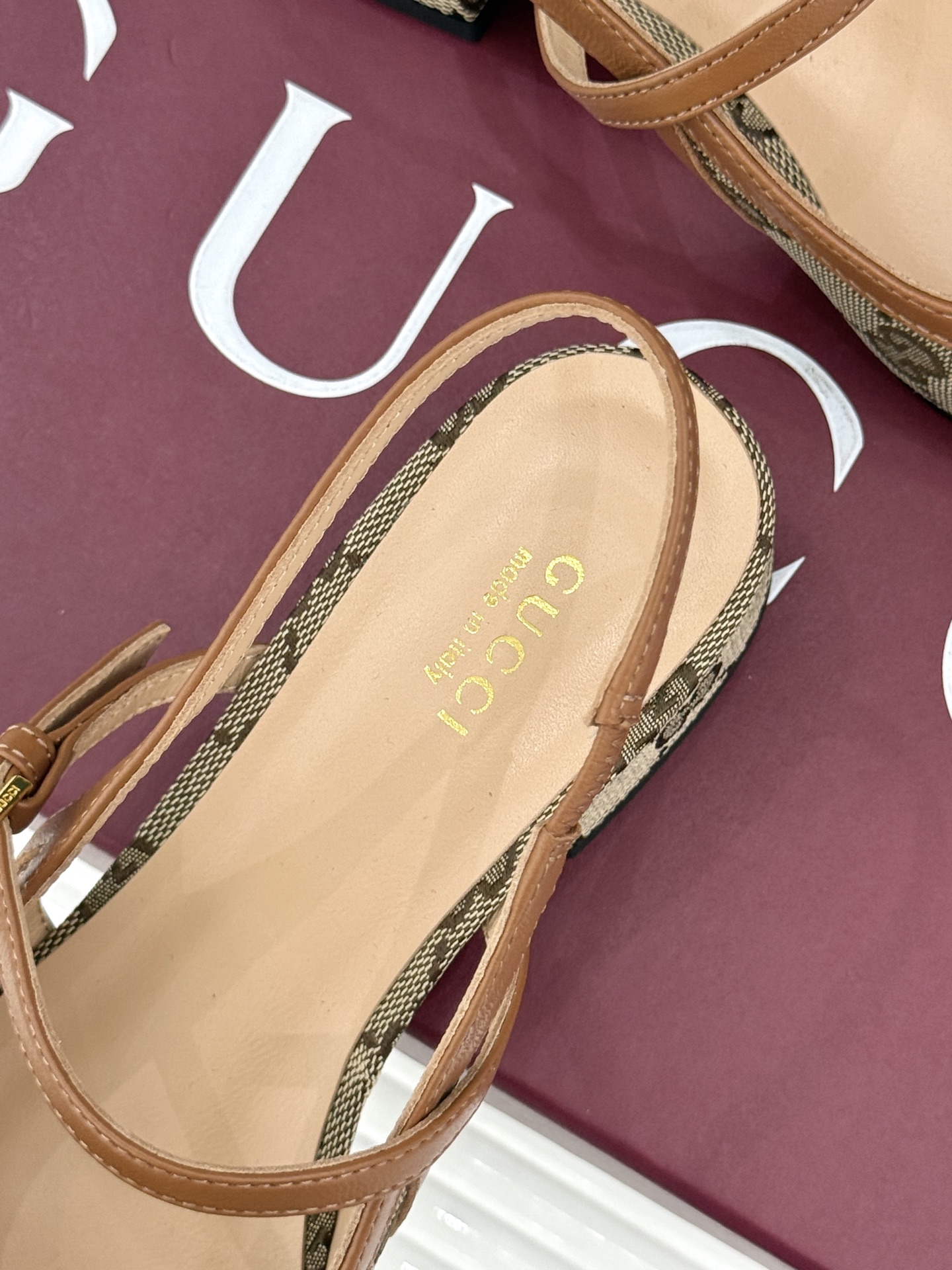 Gucci/古驰26WF新品猪鼻子蝴蝶结老花后空凉鞋复古与甜美的精妙邂逅将百年经典揉进夏日风情。标志性G