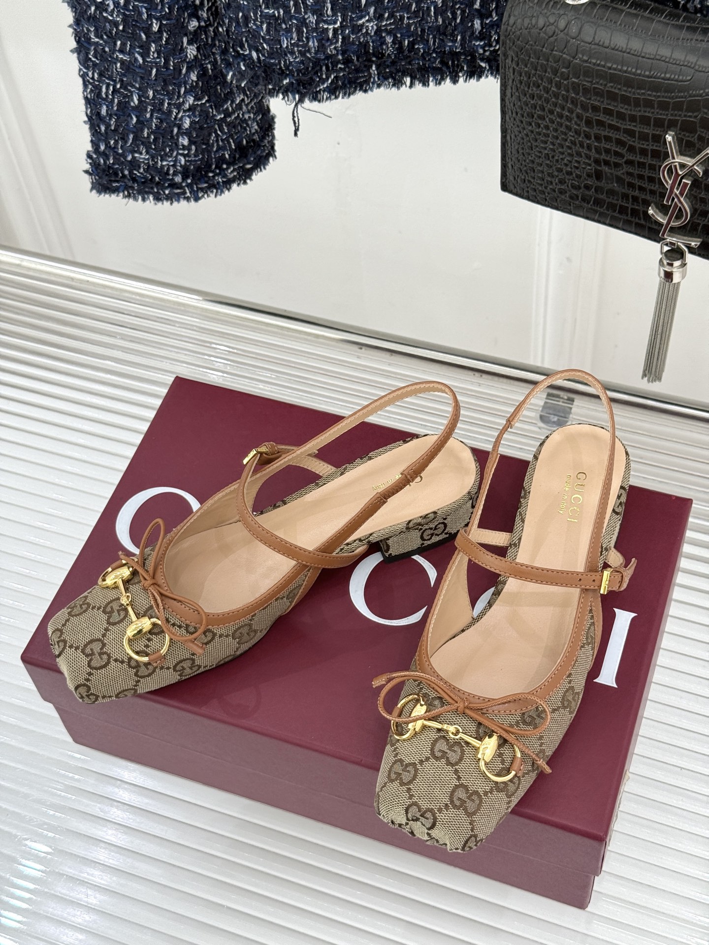 Gucci/古驰26WF新品猪鼻子蝴蝶结老花后空凉鞋复古与甜美的精妙邂逅将百年经典揉进夏日风情。标志性G