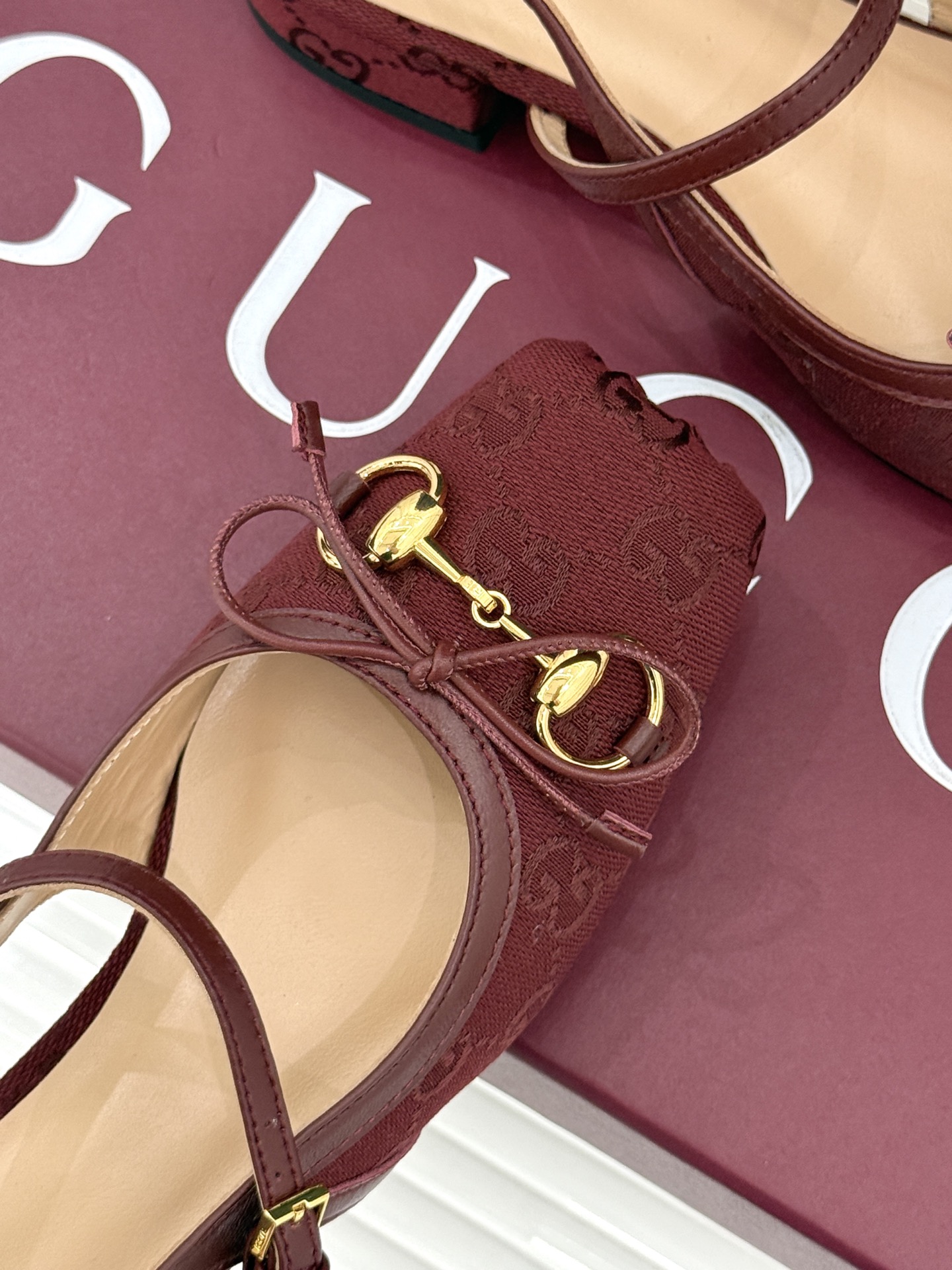 Gucci/古驰26WF新品猪鼻子蝴蝶结老花后空凉鞋复古与甜美的精妙邂逅将百年经典揉进夏日风情。标志性G