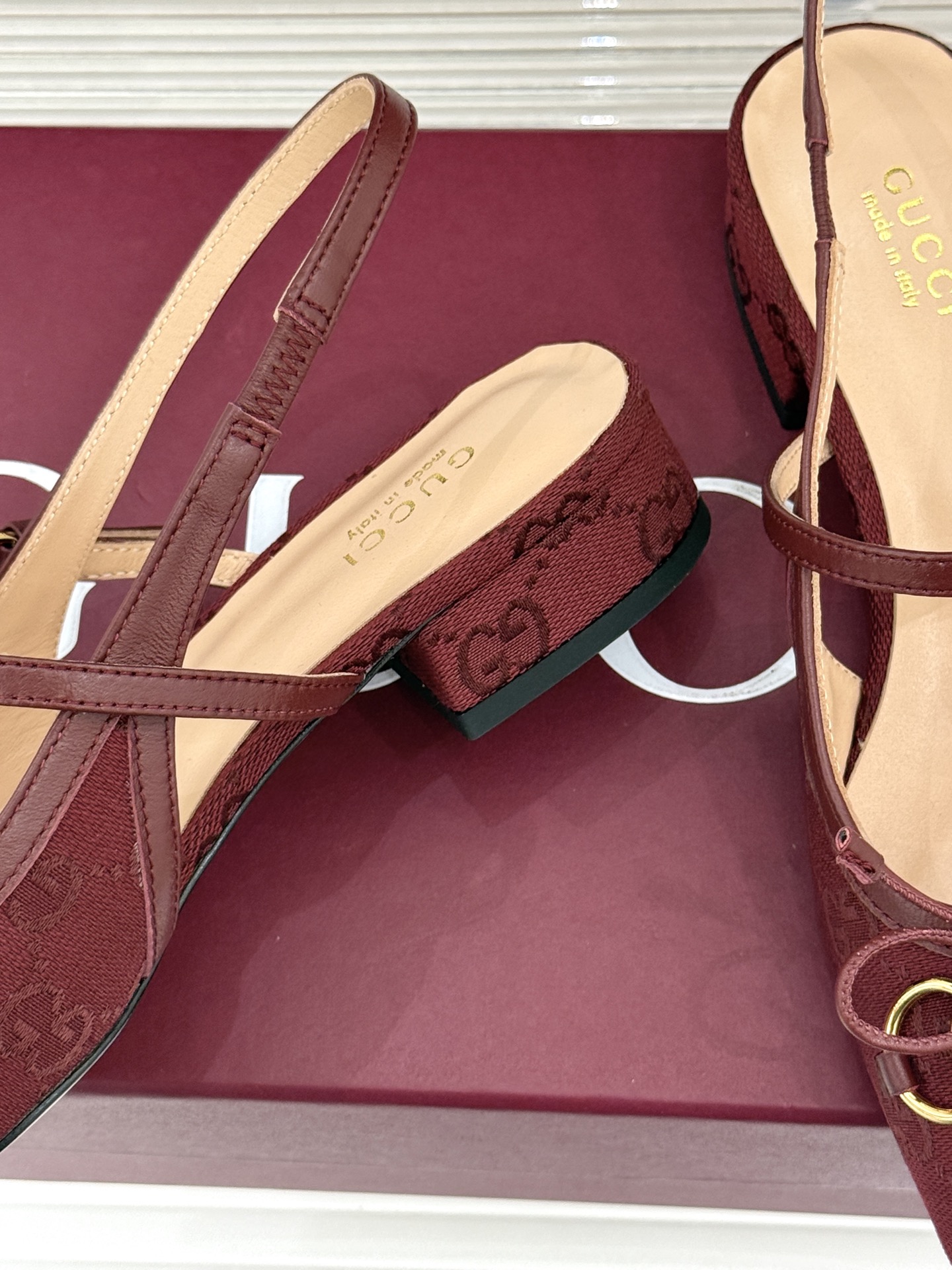 Gucci/古驰26WF新品猪鼻子蝴蝶结老花后空凉鞋复古与甜美的精妙邂逅将百年经典揉进夏日风情。标志性G