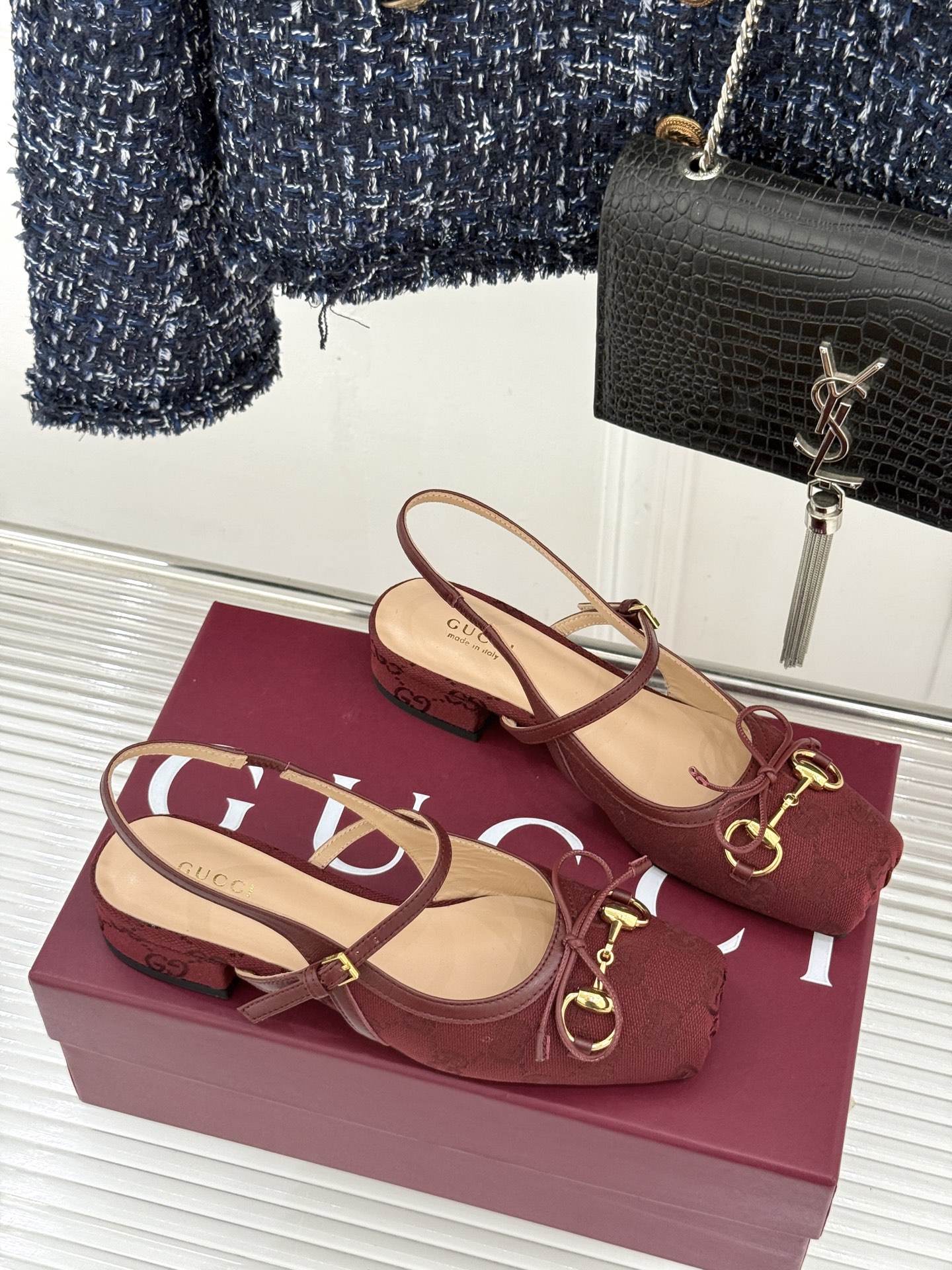 Gucci/古驰26WF新品猪鼻子蝴蝶结老花后空凉鞋复古与甜美的精妙邂逅将百年经典揉进夏日风情。标志性G