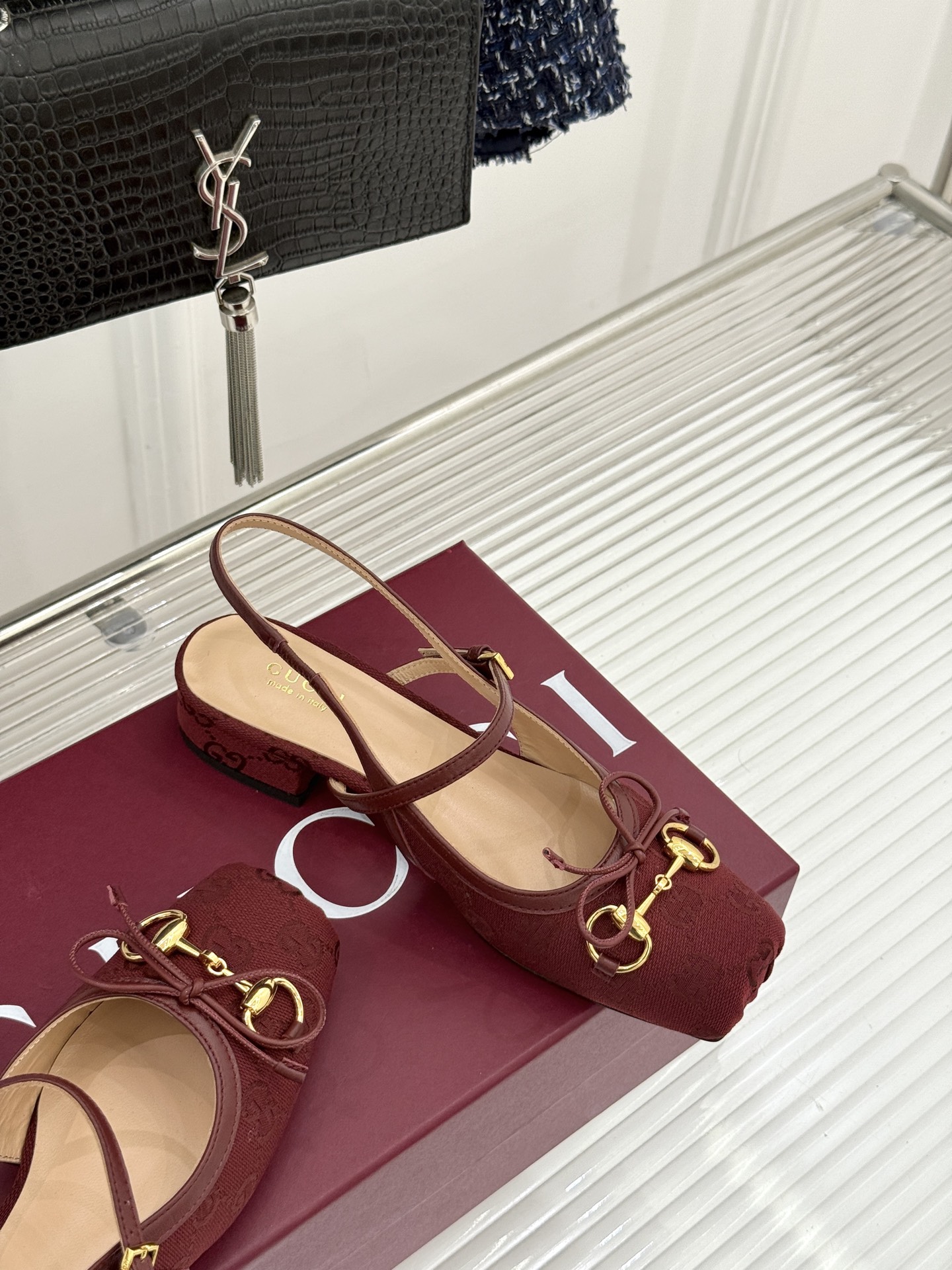 Gucci/古驰26WF新品猪鼻子蝴蝶结老花后空凉鞋复古与甜美的精妙邂逅将百年经典揉进夏日风情。标志性G