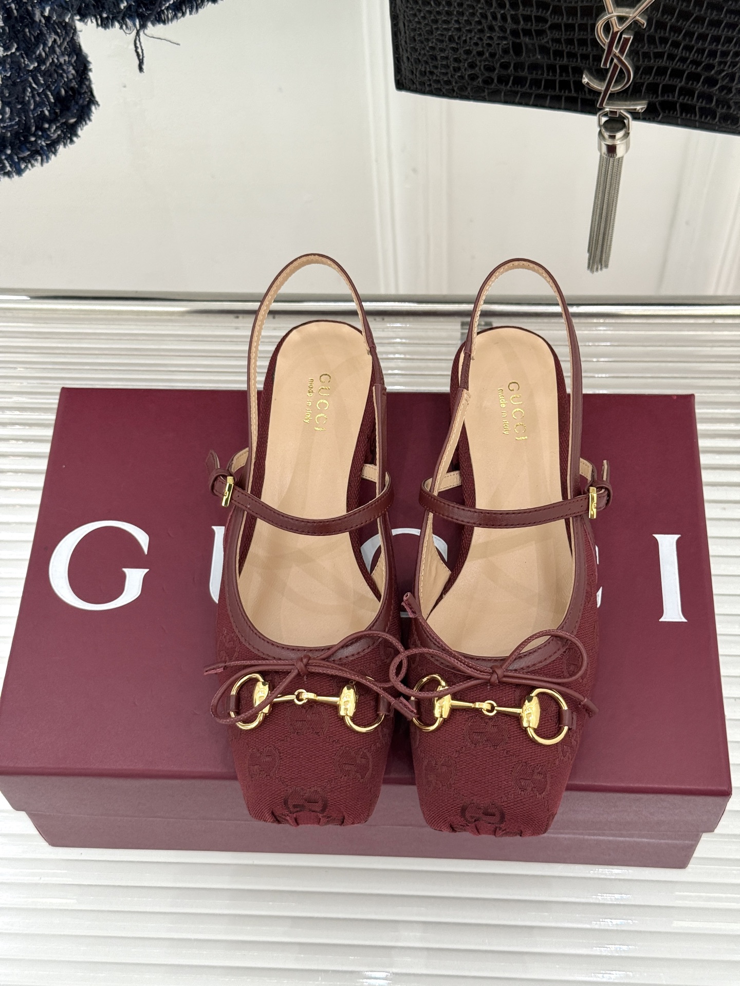 Gucci/古驰26WF新品猪鼻子蝴蝶结老花后空凉鞋复古与甜美的精妙邂逅将百年经典揉进夏日风情。标志性G