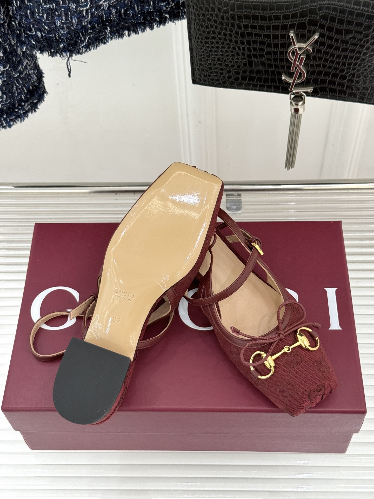 Gucci/古驰26WF新品猪鼻子蝴蝶结老花后空凉鞋复古与甜美的精妙邂逅将百年经典揉进夏日风情。标志性G