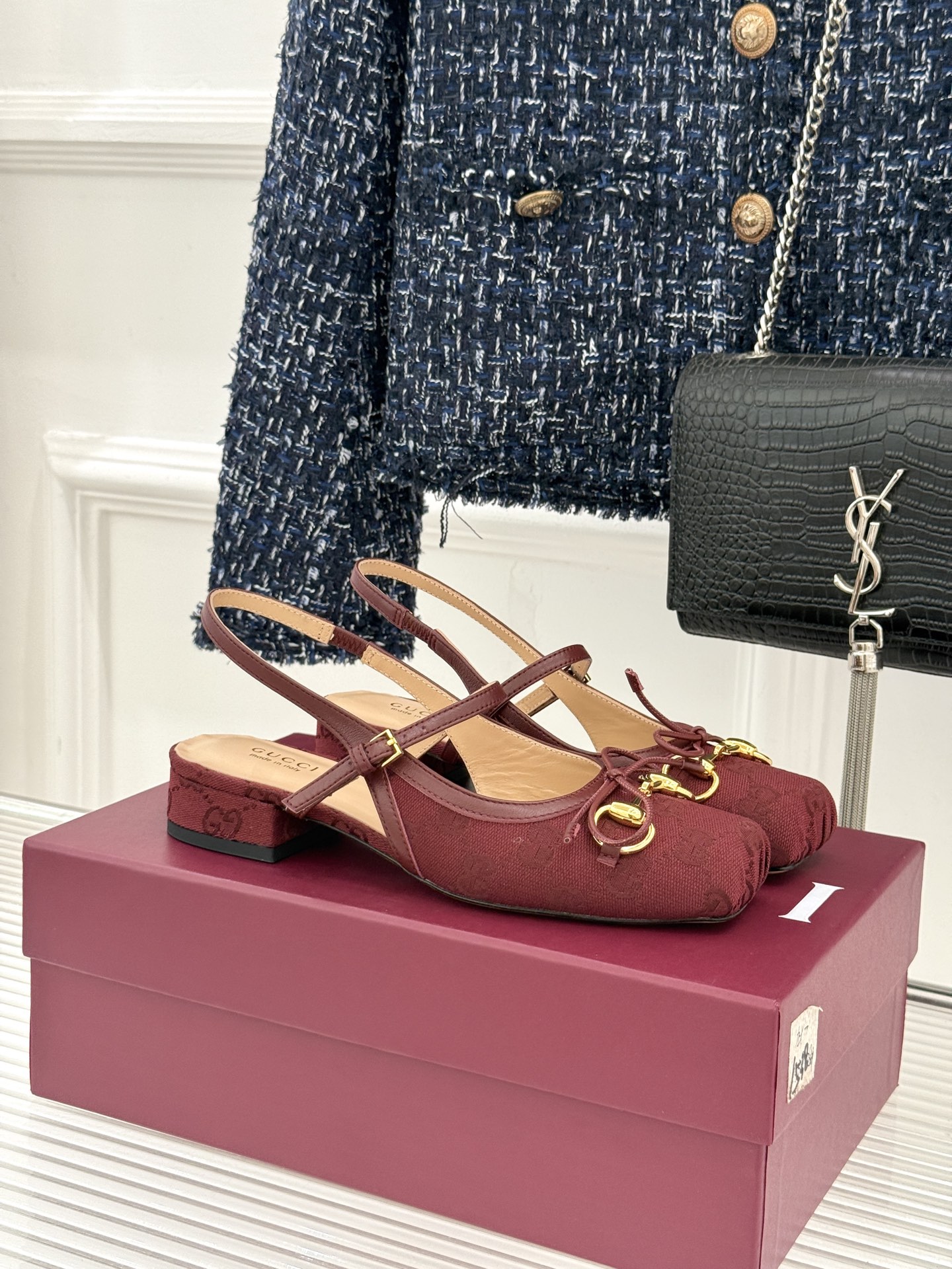 Gucci/古驰26WF新品猪鼻子蝴蝶结老花后空凉鞋复古与甜美的精妙邂逅将百年经典揉进夏日风情。标志性G