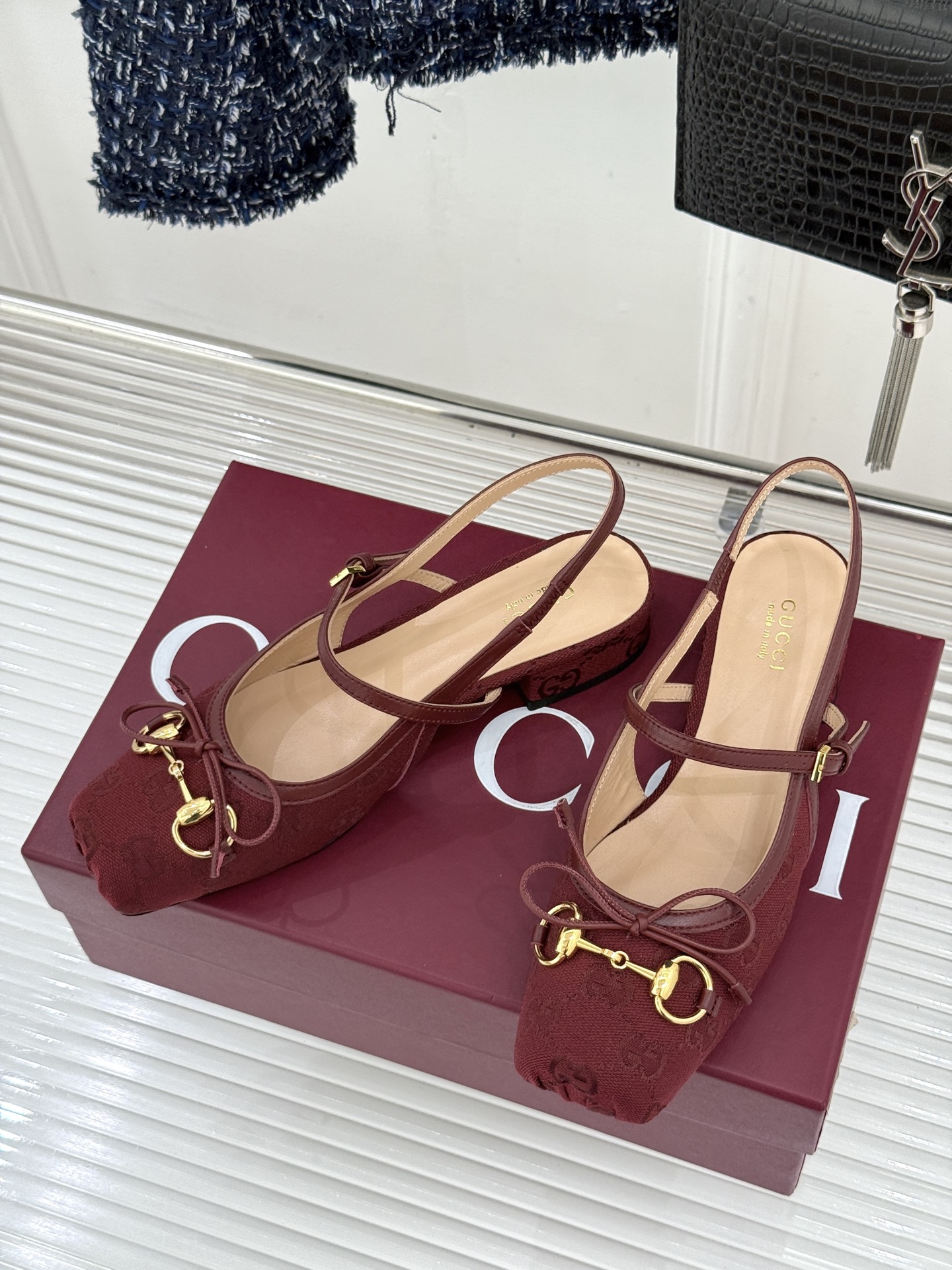 Gucci/古驰26WF新品猪鼻子蝴蝶结老花后空凉鞋复古与甜美的精妙邂逅将百年经典揉进夏日风情。标志性G