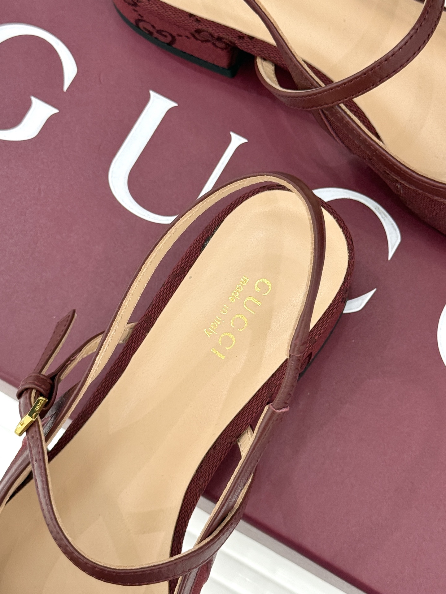 Gucci/古驰26WF新品猪鼻子蝴蝶结老花后空凉鞋复古与甜美的精妙邂逅将百年经典揉进夏日风情。标志性G