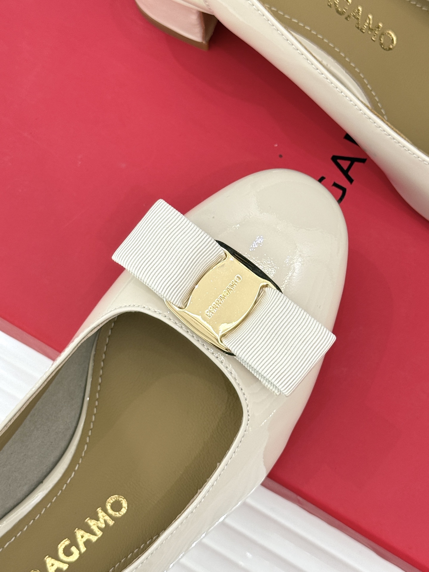 Ferragamo/菲拉格慕蝴蝶结漆皮粗跟玛丽珍鞋意大利百年匠艺重塑复古经典这双玛丽珍鞋解锁优雅多面性。