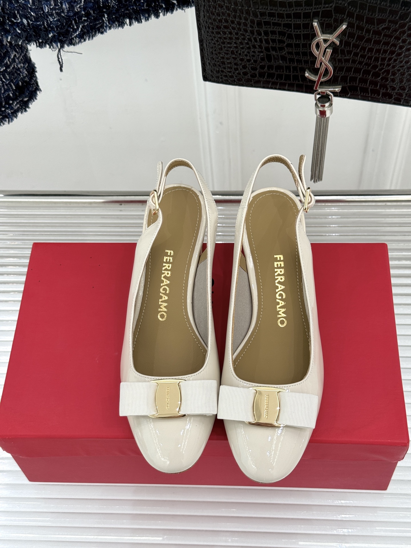 Ferragamo/菲拉格慕蝴蝶结漆皮粗跟玛丽珍鞋意大利百年匠艺重塑复古经典这双玛丽珍鞋解锁优雅多面性。